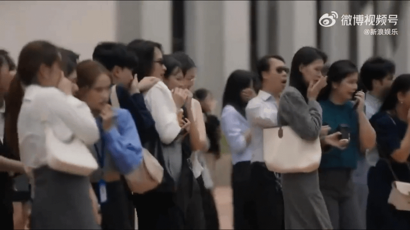 Tưởng phim Ấn Độ nhưng h&oacute;a ra l&agrave; phim Th&aacute;i: M&agrave;n ng&atilde; cầu thang 