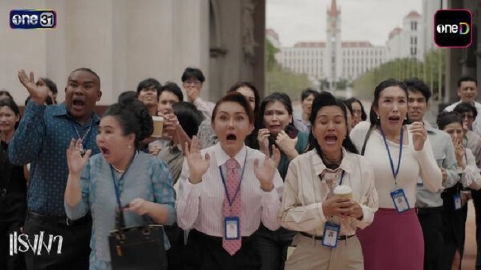 Tưởng phim Ấn Độ nhưng h&oacute;a ra l&agrave; phim Th&aacute;i: M&agrave;n ng&atilde; cầu thang 