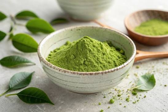 B&iacute; mật đằng sau ly matcha 