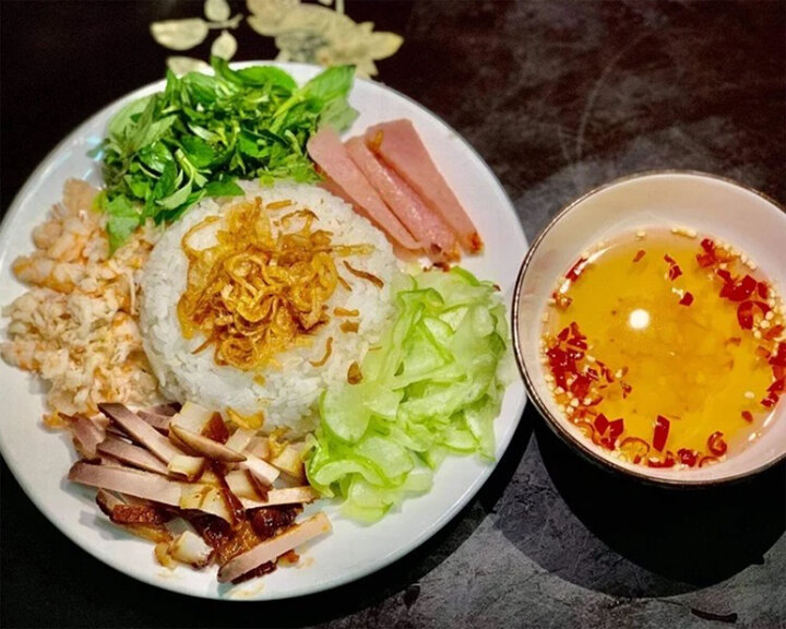 Kh&aacute;m ph&aacute; cơm &acirc;m phủ Huế - m&oacute;n ăn đặc sản độc đ&aacute;o kh&ocirc;ng thể bỏ lỡ - Ảnh 2.