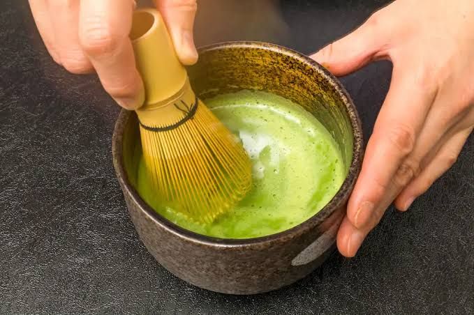 B&iacute; mật đằng sau ly matcha 
