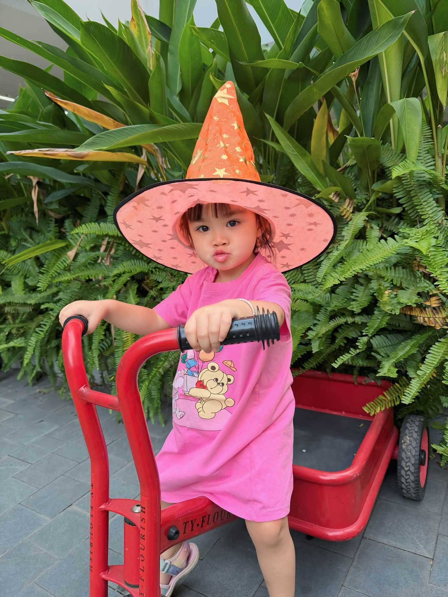 C&aacute;c nh&oacute;c tỳ nh&agrave; Cường Đ&ocirc; La, Đ&ocirc;ng Nhi, V&acirc;n Trang l&ecirc;n đồ mừng lễ Halloween - Ảnh 11.
