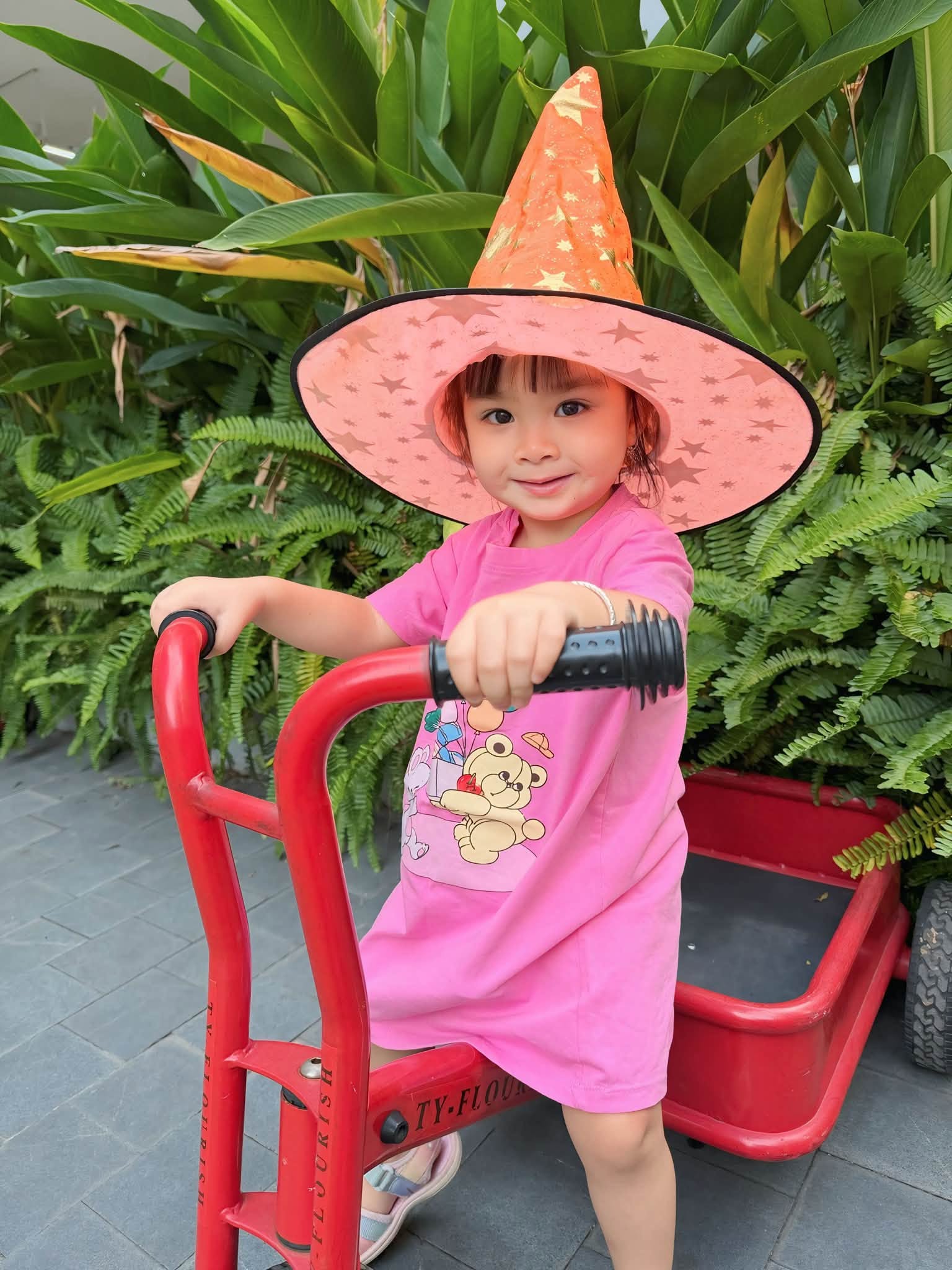 C&aacute;c nh&oacute;c tỳ nh&agrave; Cường Đ&ocirc; La, Đ&ocirc;ng Nhi, V&acirc;n Trang l&ecirc;n đồ mừng lễ Halloween - Ảnh 13.
