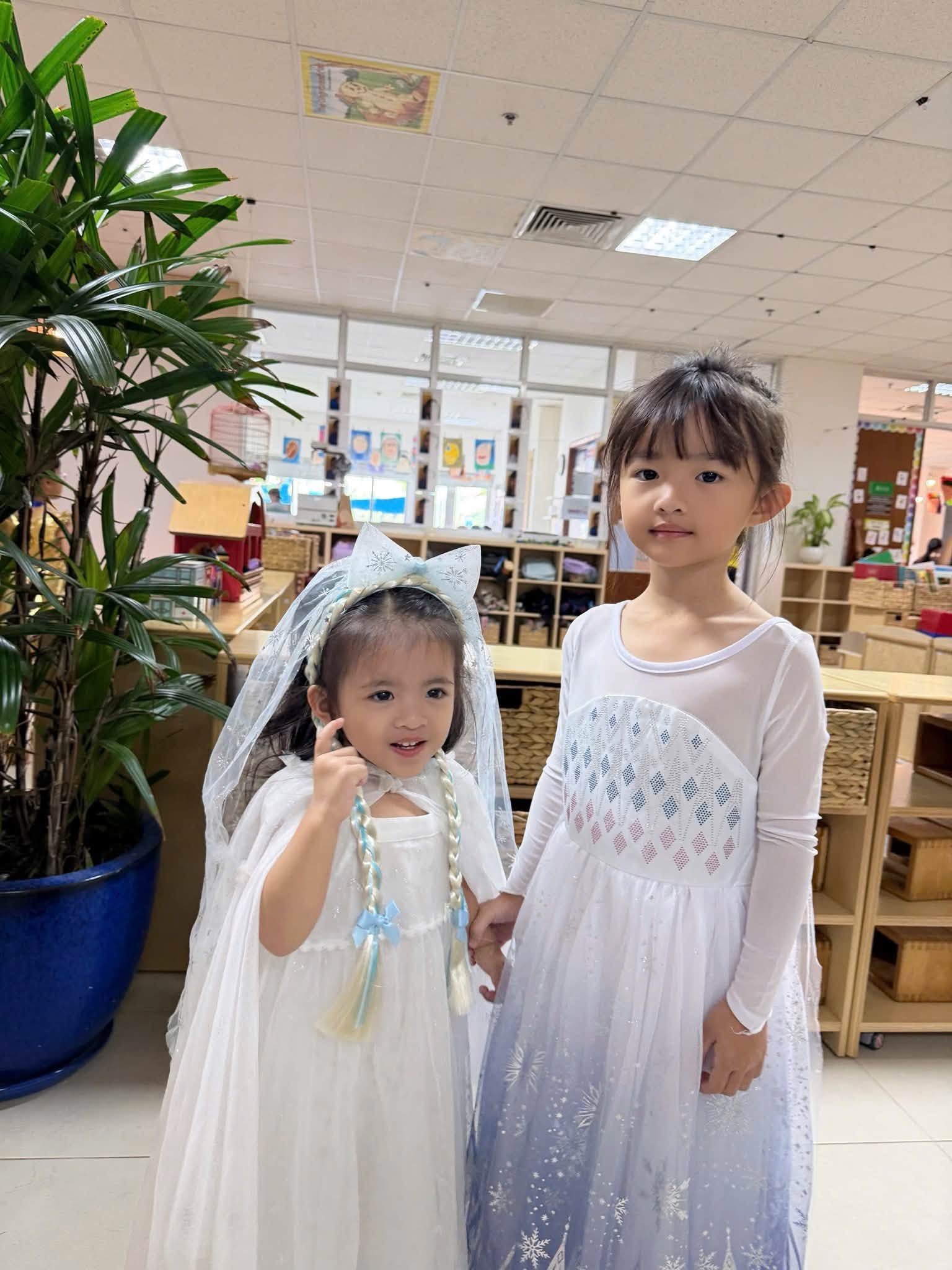 C&aacute;c nh&oacute;c tỳ nh&agrave; Cường Đ&ocirc; La, Đ&ocirc;ng Nhi, V&acirc;n Trang l&ecirc;n đồ mừng lễ Halloween - Ảnh 4.