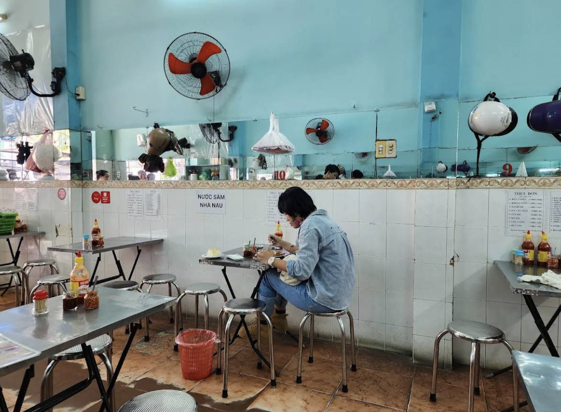 Qu&aacute;n bột chi&ecirc;n Đạt Th&agrave;nh ở TP . HCM mở lại sau 3 th&aacute;ng đ&oacute;ng cửa - Ảnh 9.
