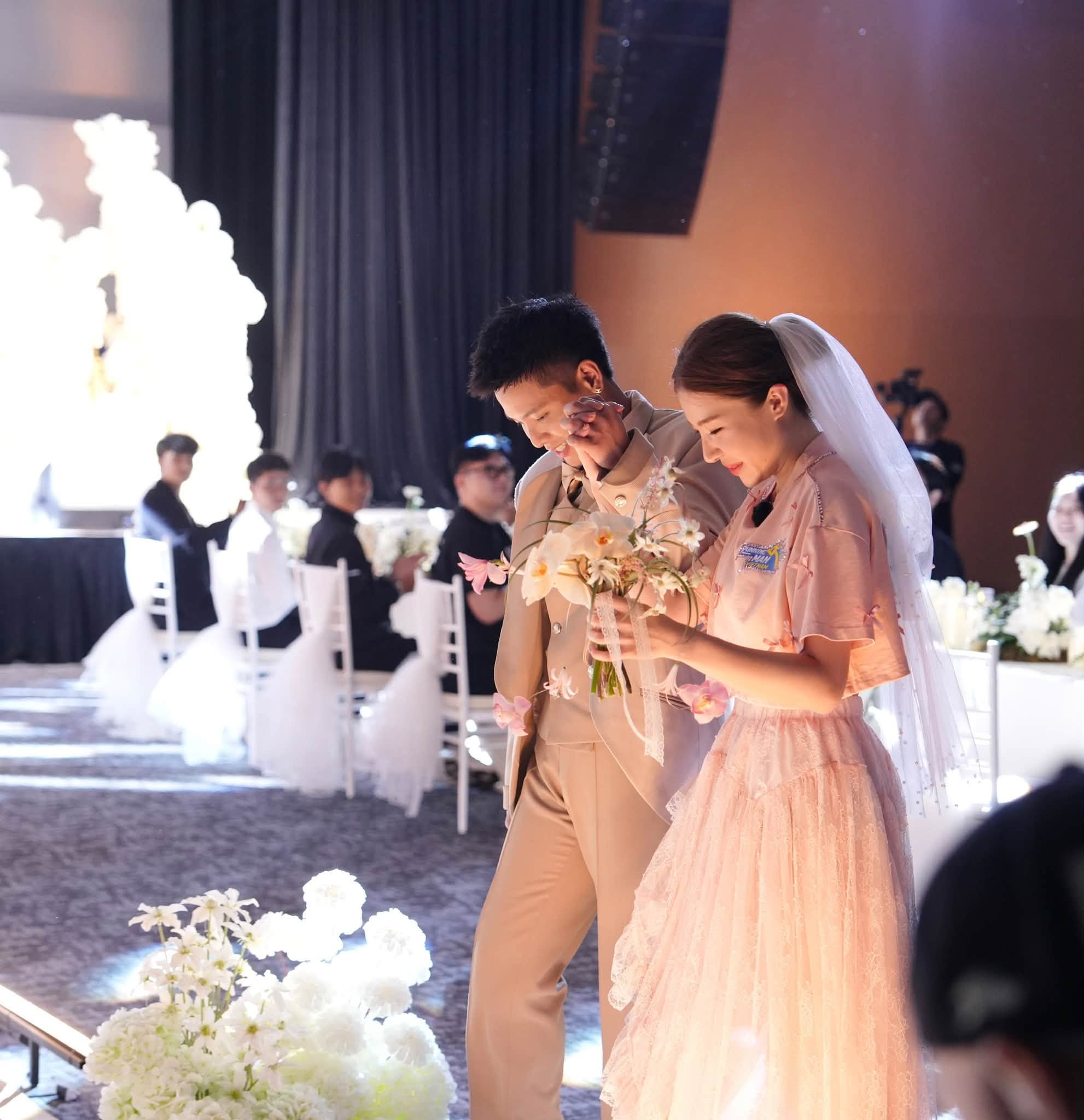 To&agrave;n cảnh đ&aacute;m cưới Qu&acirc;n A.P: C&ocirc; d&acirc;u L&ecirc; Khanh kh&oacute;c nức nở, Trấn Th&agrave;nh x&uacute;c động dặn d&ograve; 1 c&acirc;u- Ảnh 8.