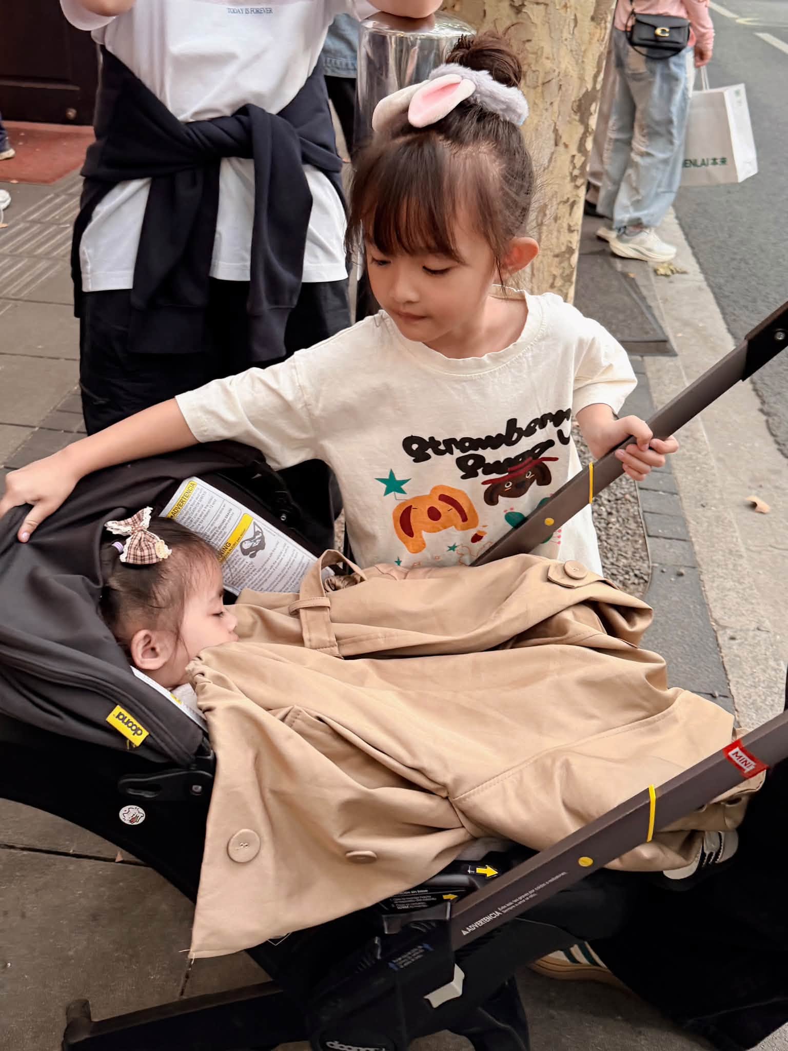 B&eacute; Winnie nh&agrave; Đ&ocirc;ng Nhi n&oacute;i tiếng Anh như MC chuy&ecirc;n nghiệp ở tuổi l&ecirc;n 6, biểu cảm đ&aacute;ng y&ecirc;u mới l&agrave; điều g&acirc;y ch&uacute; &yacute;- Ảnh 4.