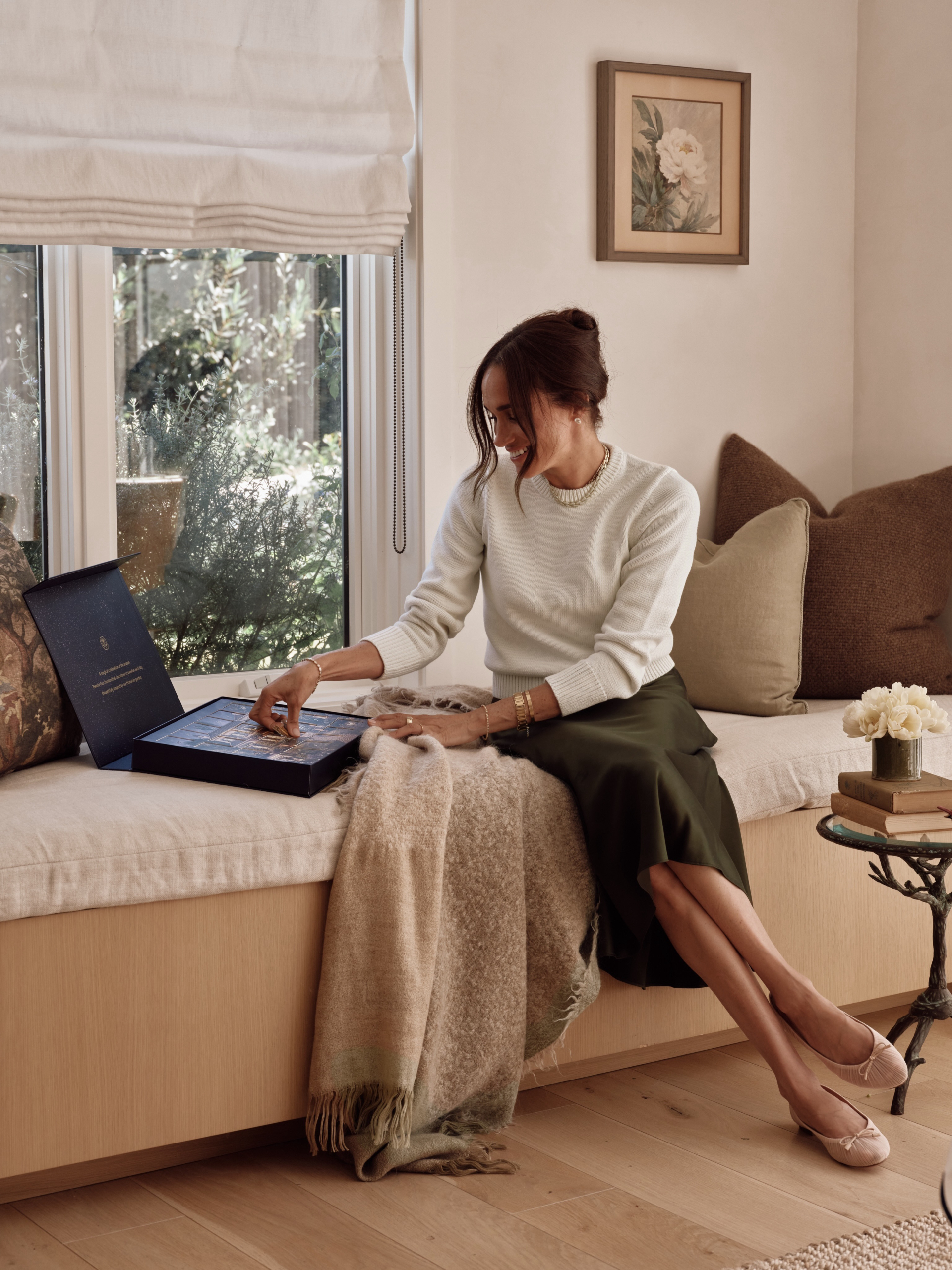 Đẳng cấp gi&agrave;u ngầm của Meghan Markle: Diện đồ giản dị, ri&ecirc;ng trang sức đ&atilde; v&agrave;i căn biệt thự - Ảnh 2.