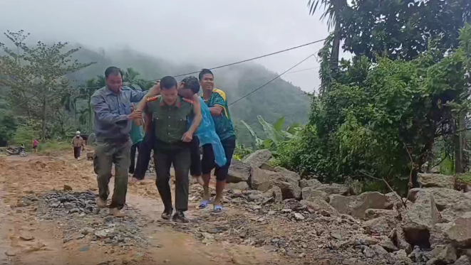 Giải cứu hai nữ sinh vi&ecirc;n đi lạc tr&ecirc;n n&uacute;i sau gần 2 giờ t&igrave;m kiếm - Ảnh 1.