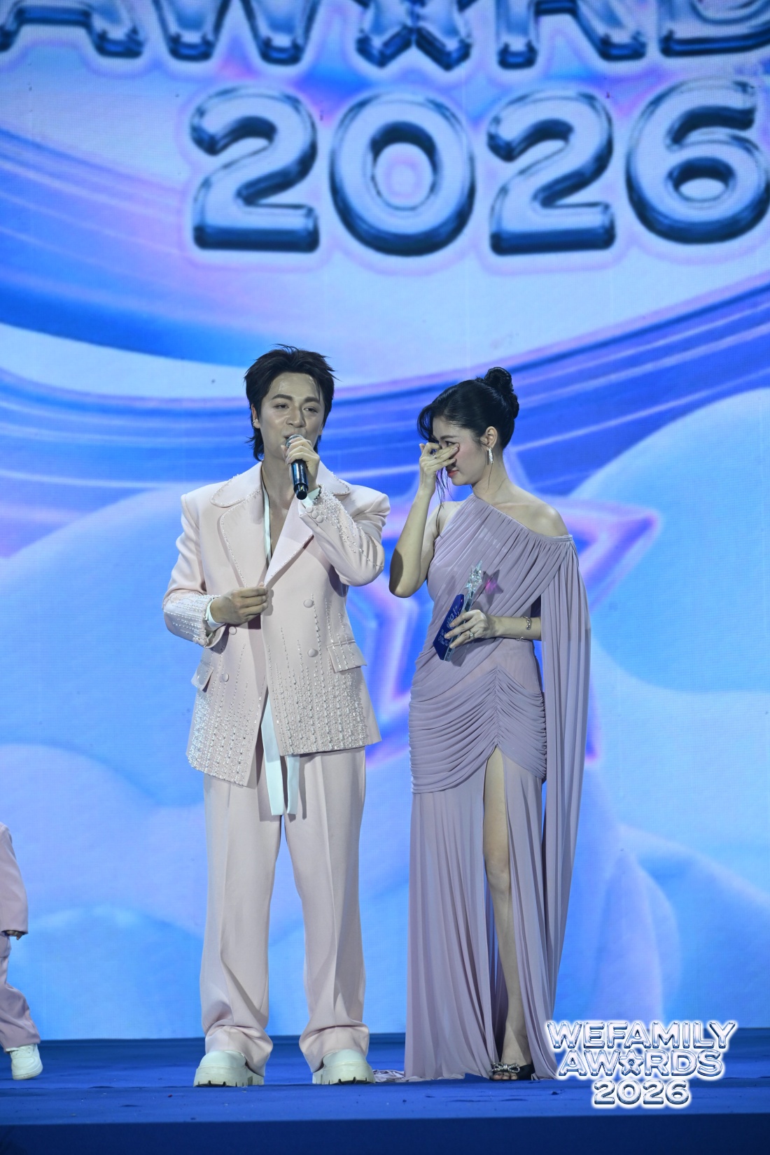 Gallery - Ca sĩ Đăng Khôi khiến khán phòng WeFamily Awards 2026 vỡ òa: “Trong mắt tôi, vợ đẹp nhất là lúc mang bầu” - image 2