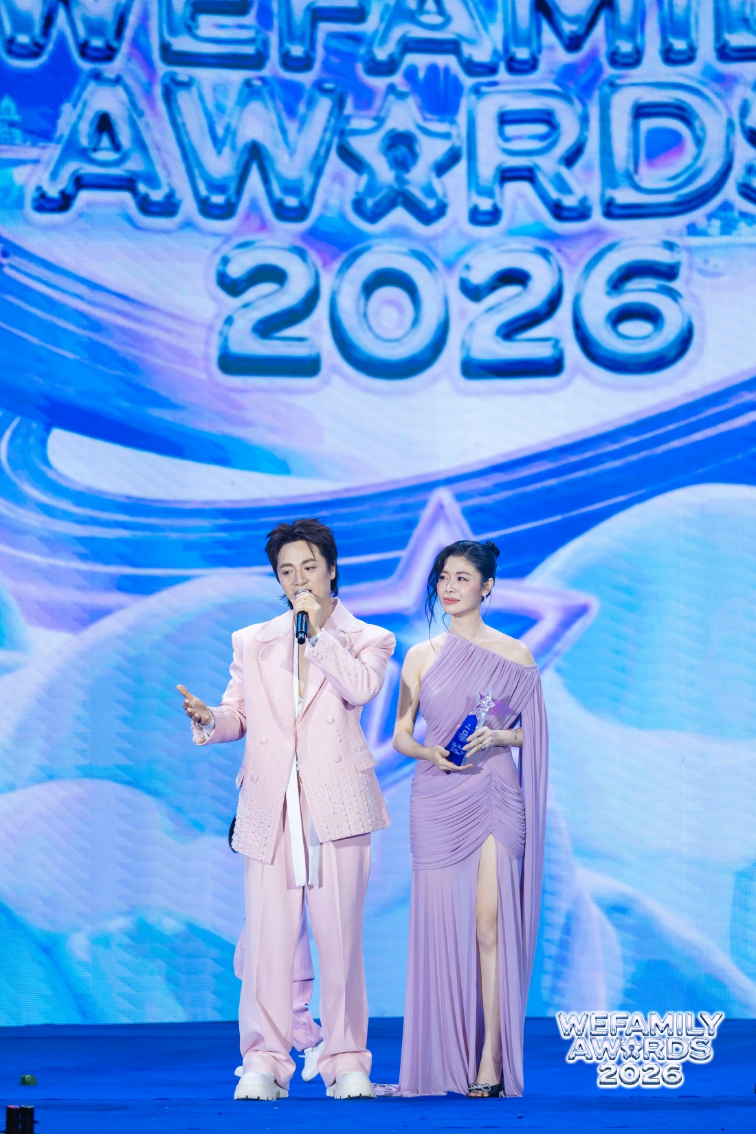 Gallery - Ca sĩ Đăng Khôi khiến khán phòng WeFamily Awards 2026 vỡ òa: “Trong mắt tôi, vợ đẹp nhất là lúc mang bầu” - image 4
