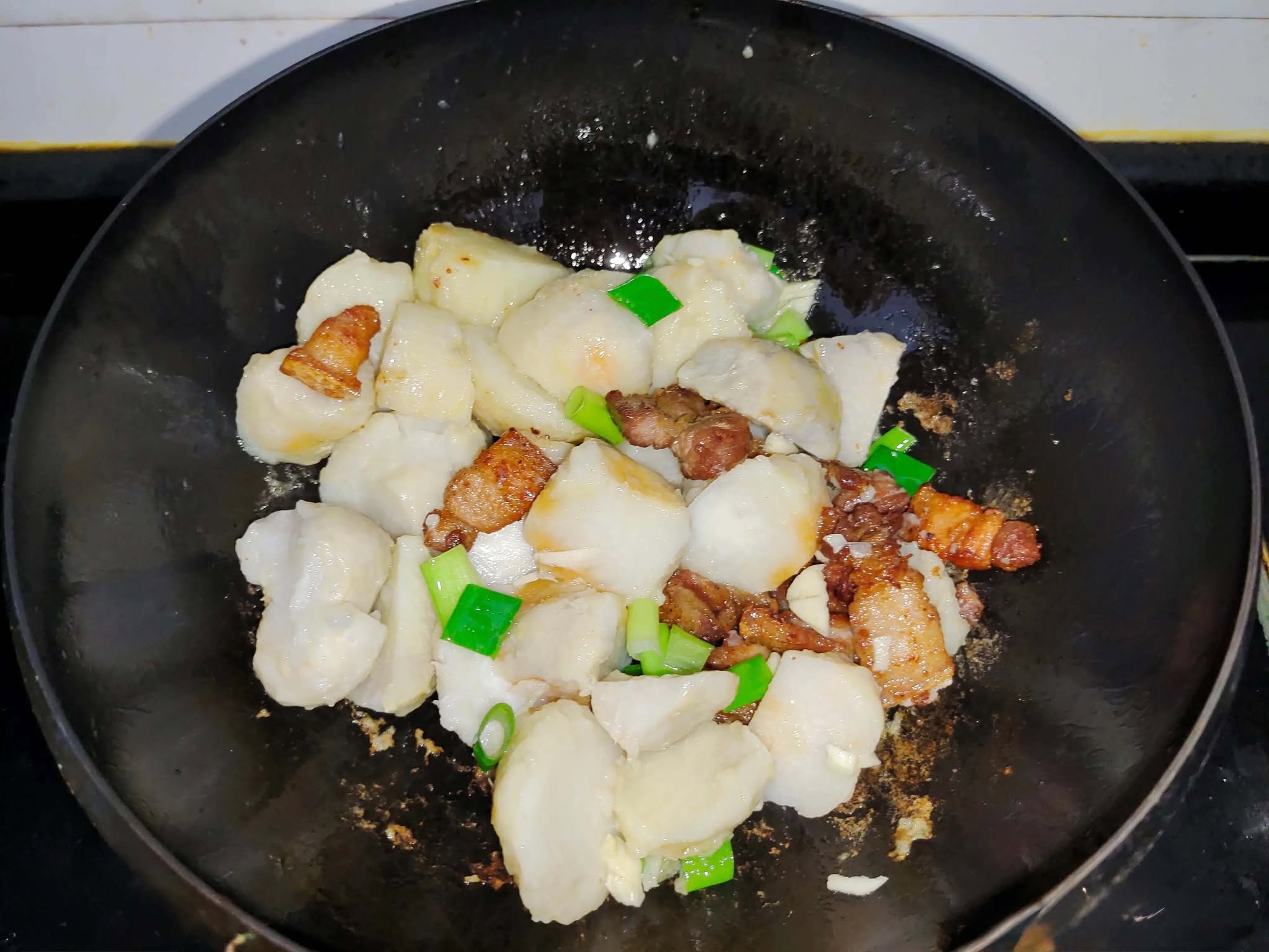 Món khoai sọ nấu tóp mỡ và rau xanh: Hương vị mùa thu tuyệt vời - Ảnh 5. Món khoai sọ nấu tóp mỡ và rau xanh: Hương vị mùa thu tuyệt vời - Ảnh 5.