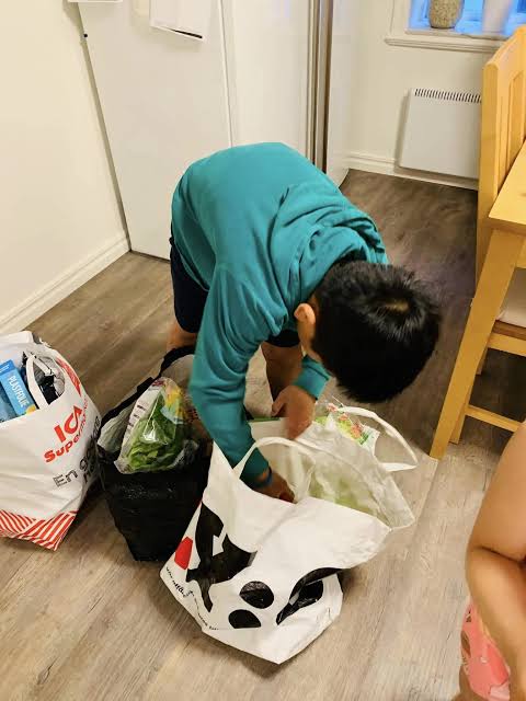 Muốn con hiểu biết hơn về cuộc sống, hãy đưa con theo khi đi chợ, đến ngân hàng, siêu thị hay đi xe buýt - Ảnh 1.