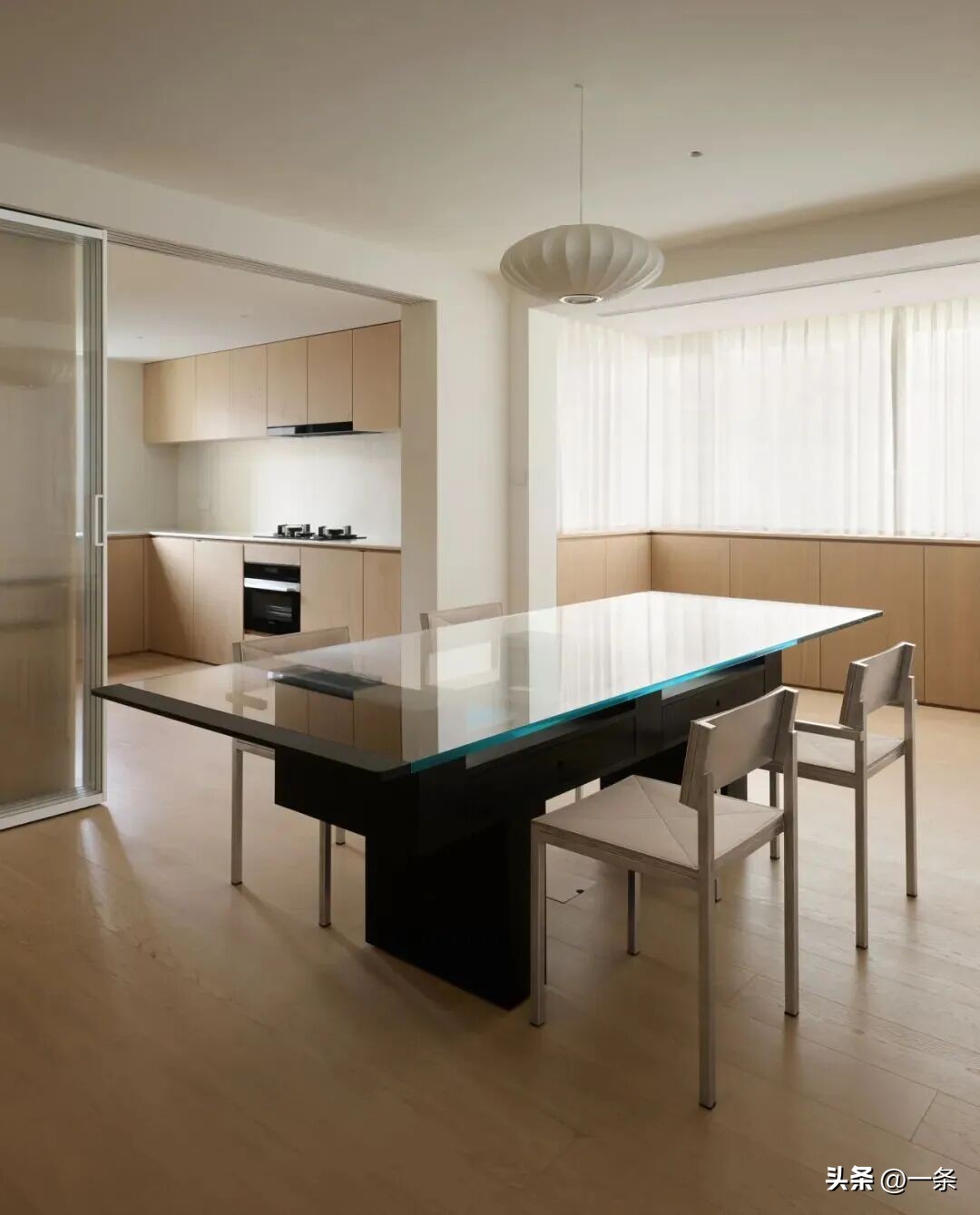 40 tuổi, nữ kiến trúc sư cải tạo căn hộ 170m² chỉ để phục vụ một người: Nhìn bên trong mới hiểu vì sao cô nói