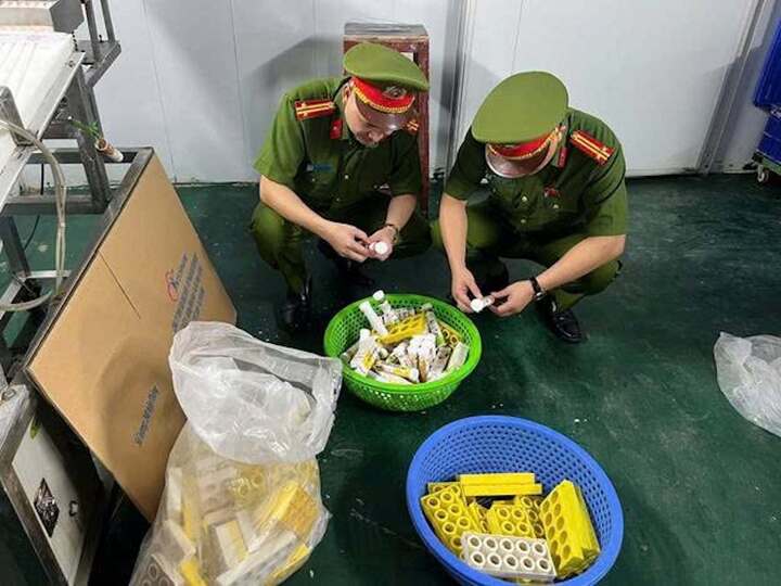 Triệt ph&aacute; cơ sở sản xuất C sủi giả ở H&agrave; Nội , thu giữ hơn 1 , 2 triệu sản phẩm - Ảnh 1.