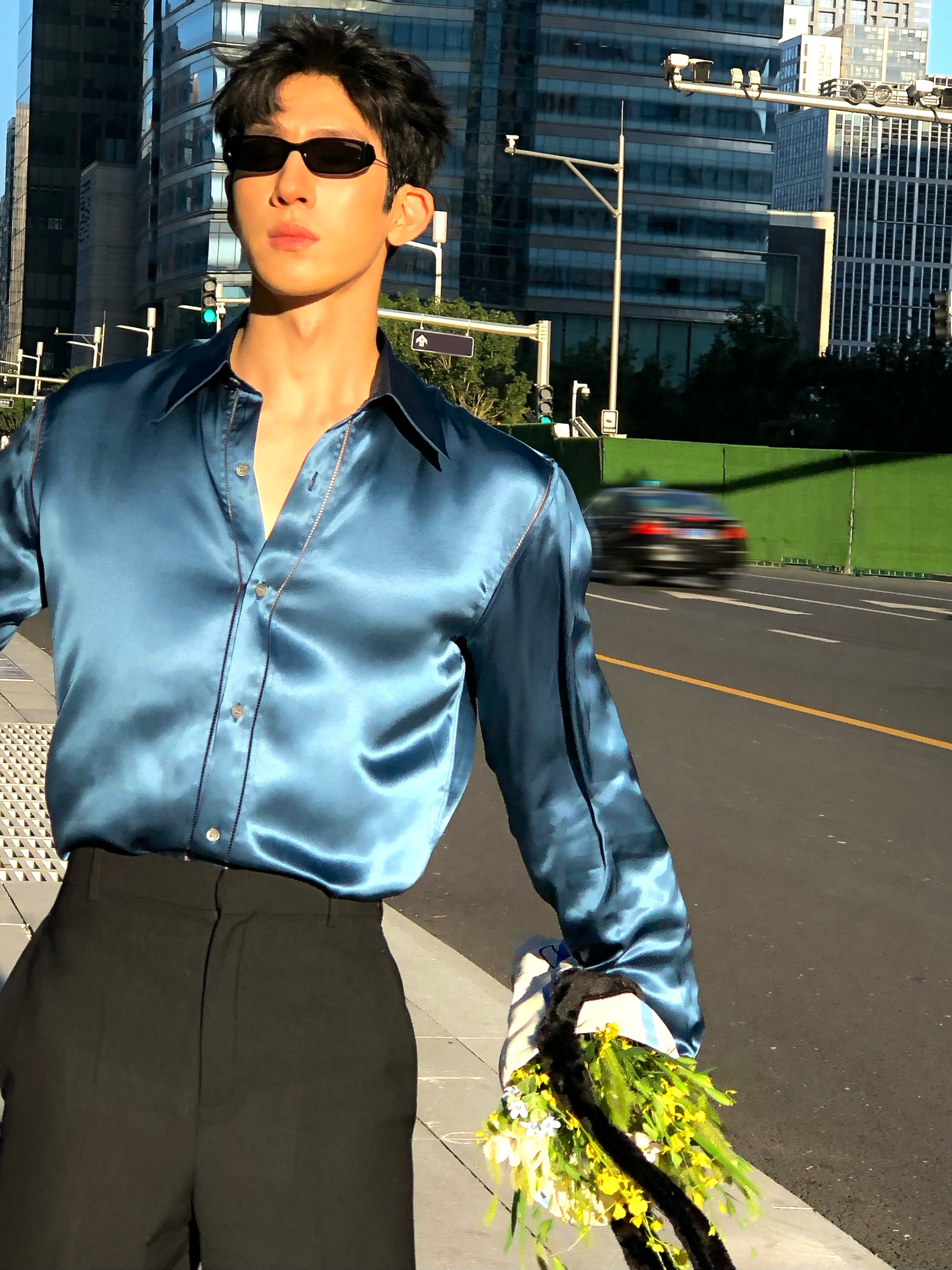 T&ocirc;n Thi&ecirc;n g&acirc;y b&atilde;o street style với sơ mi bu&ocirc;ng c&uacute;c tại Paris Fashion Week 2026 - Ảnh 4.
