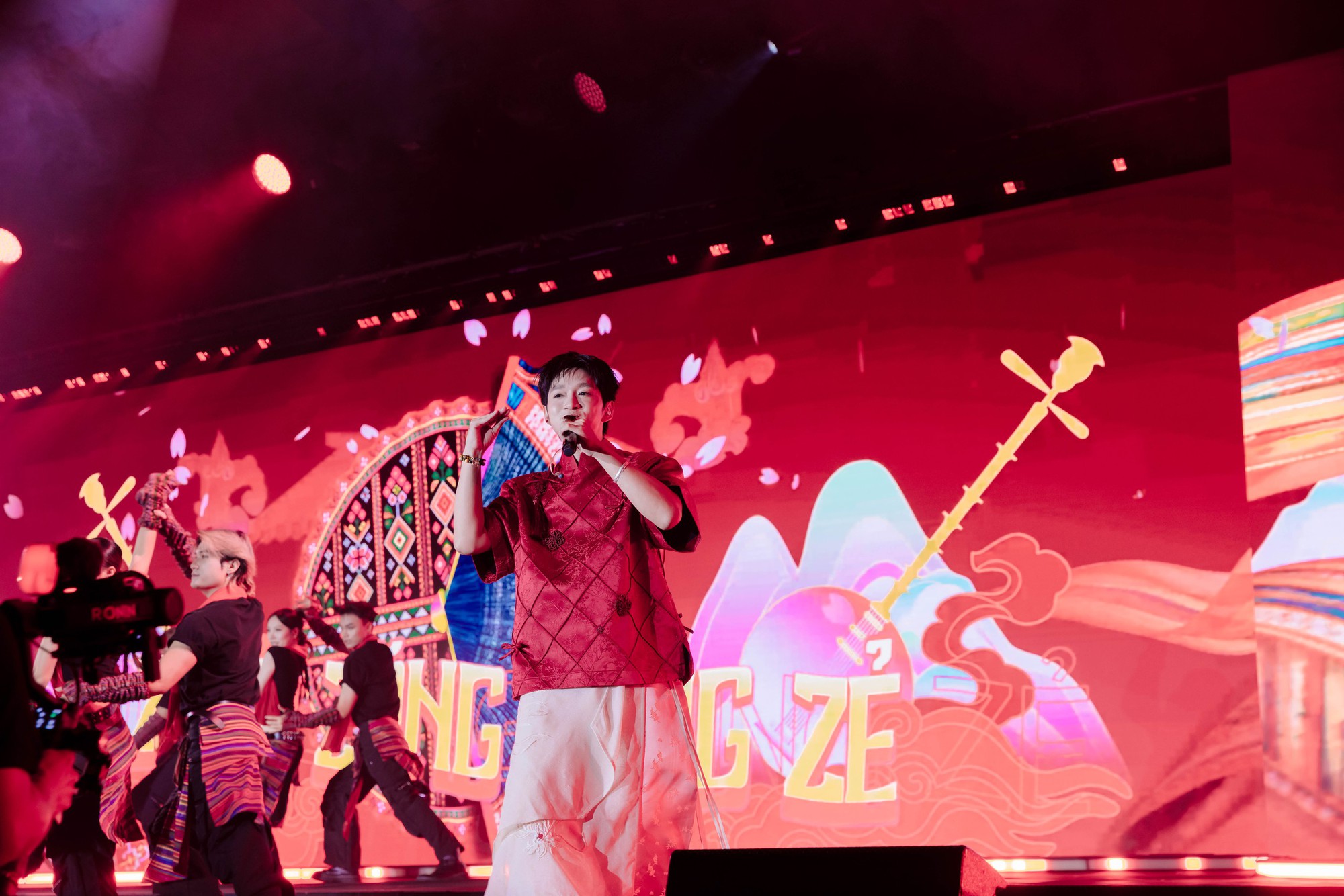 Nh&igrave;n lại những m&agrave;n tr&igrave;nh diễn tại Gala Better Choice Awards 2026: Khi &acirc;m nhạc, &aacute;nh s&aacute;ng v&agrave; c&ocirc;ng nghệ c&ugrave;ng vượt qua giới hạn - Ảnh 12.