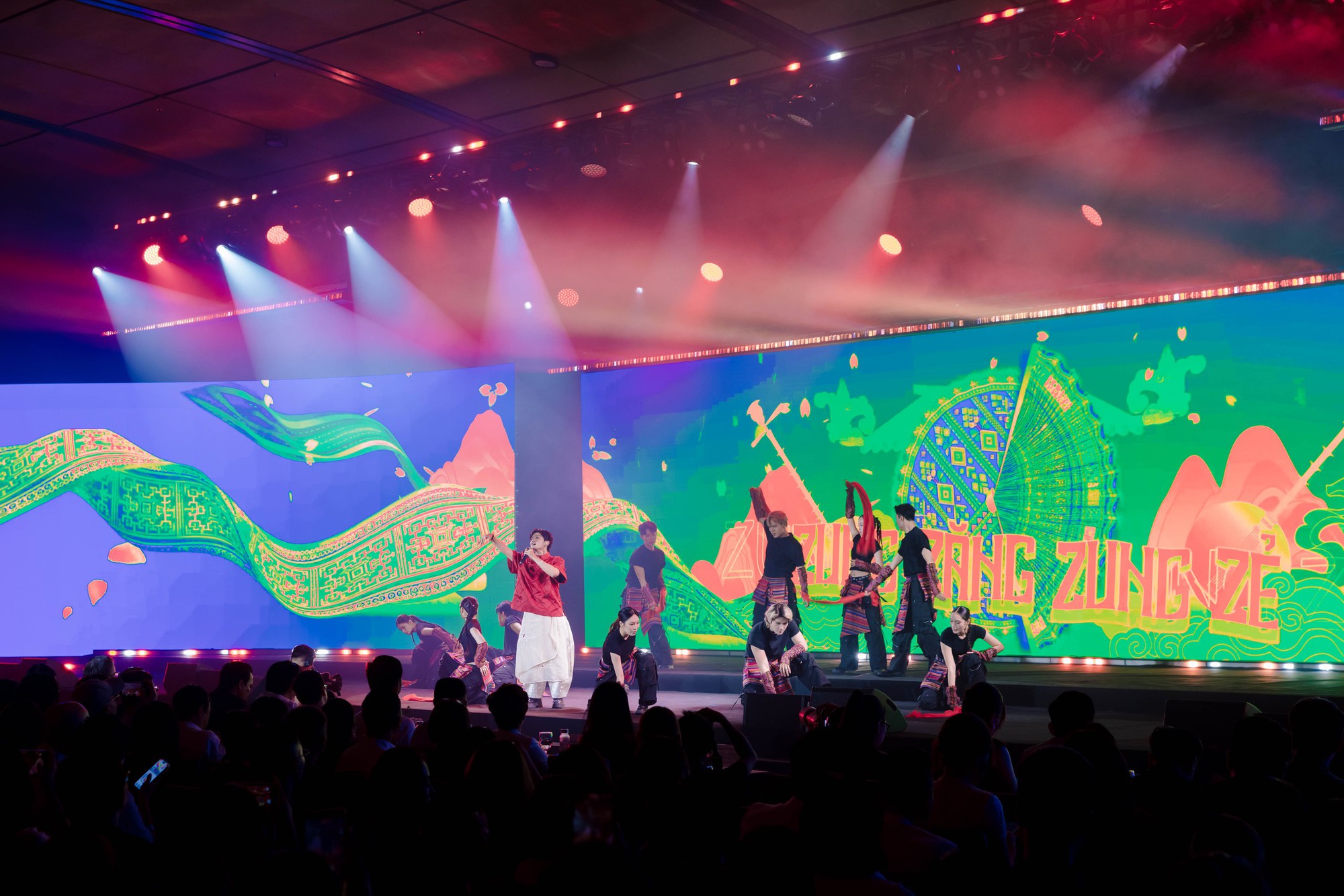 Nh&igrave;n lại những m&agrave;n tr&igrave;nh diễn tại Gala Better Choice Awards 2026: Khi &acirc;m nhạc, &aacute;nh s&aacute;ng v&agrave; c&ocirc;ng nghệ c&ugrave;ng vượt qua giới hạn - Ảnh 14.
