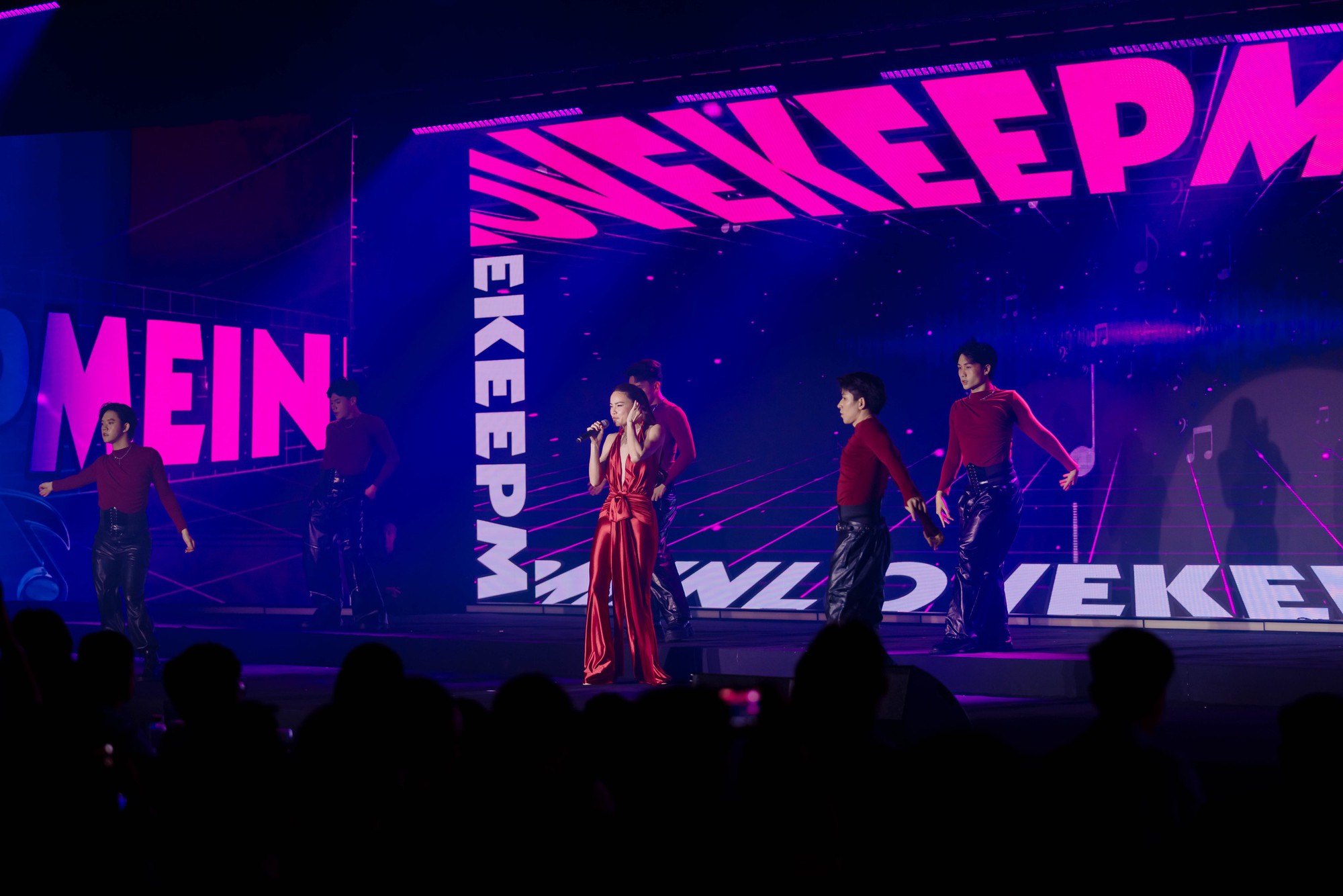 Nh&igrave;n lại những m&agrave;n tr&igrave;nh diễn tại Gala Better Choice Awards 2026: Khi &acirc;m nhạc, &aacute;nh s&aacute;ng v&agrave; c&ocirc;ng nghệ c&ugrave;ng vượt qua giới hạn - Ảnh 28.