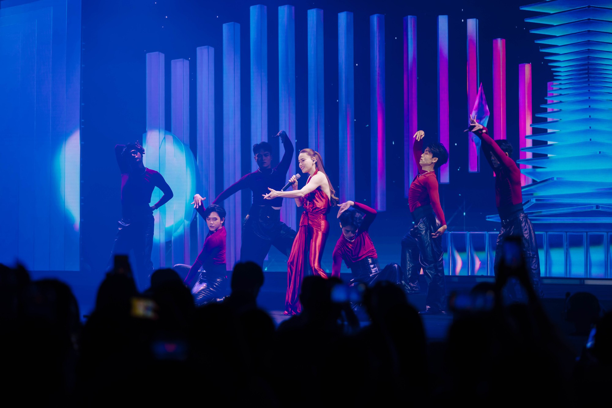 Nh&igrave;n lại những m&agrave;n tr&igrave;nh diễn tại Gala Better Choice Awards 2026: Khi &acirc;m nhạc, &aacute;nh s&aacute;ng v&agrave; c&ocirc;ng nghệ c&ugrave;ng vượt qua giới hạn - Ảnh 34.