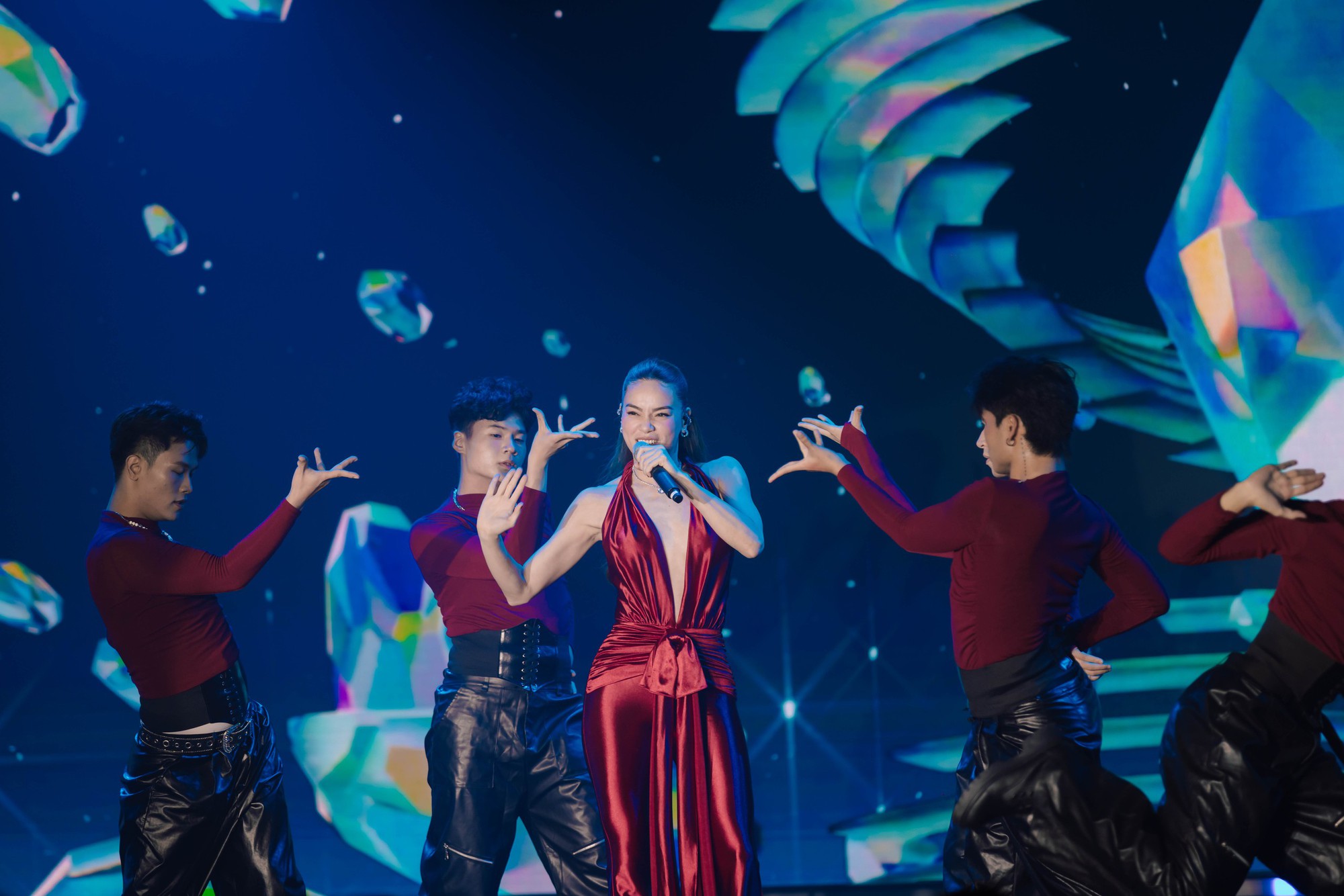 Nh&igrave;n lại những m&agrave;n tr&igrave;nh diễn tại Gala Better Choice Awards 2026: Khi &acirc;m nhạc, &aacute;nh s&aacute;ng v&agrave; c&ocirc;ng nghệ c&ugrave;ng vượt qua giới hạn - Ảnh 35.