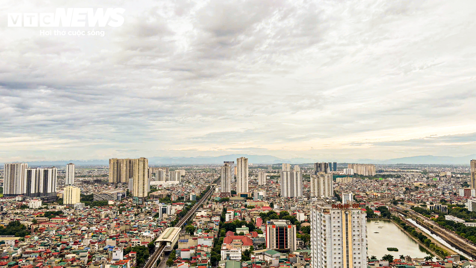 H&agrave; Nội giảm nhiệt 10 &deg; C , người d&acirc;n mặc đồ ' tr&ecirc;n đ&ocirc;ng dưới h&egrave; ' ra phố - Ảnh 1.