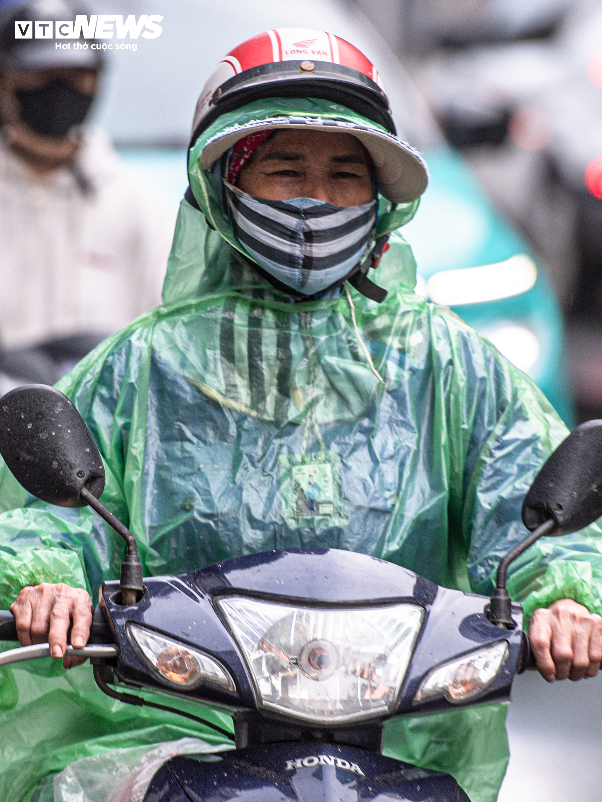 H&agrave; Nội giảm nhiệt 10 &deg; C , người d&acirc;n mặc đồ ' tr&ecirc;n đ&ocirc;ng dưới h&egrave; ' ra phố - Ảnh 10.