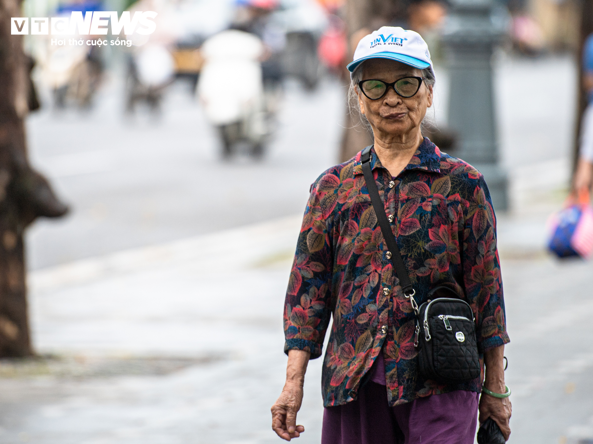 H&agrave; Nội giảm nhiệt 10 &deg; C , người d&acirc;n mặc đồ ' tr&ecirc;n đ&ocirc;ng dưới h&egrave; ' ra phố - Ảnh 11.