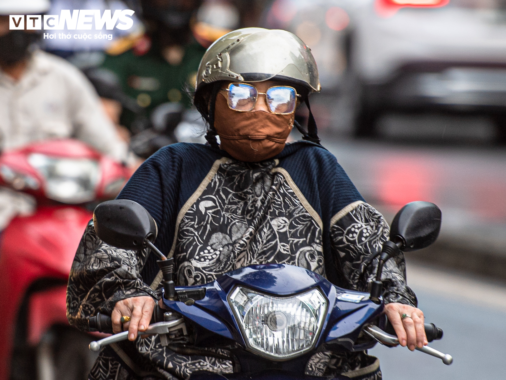 H&agrave; Nội giảm nhiệt 10 &deg; C , người d&acirc;n mặc đồ ' tr&ecirc;n đ&ocirc;ng dưới h&egrave; ' ra phố - Ảnh 13.