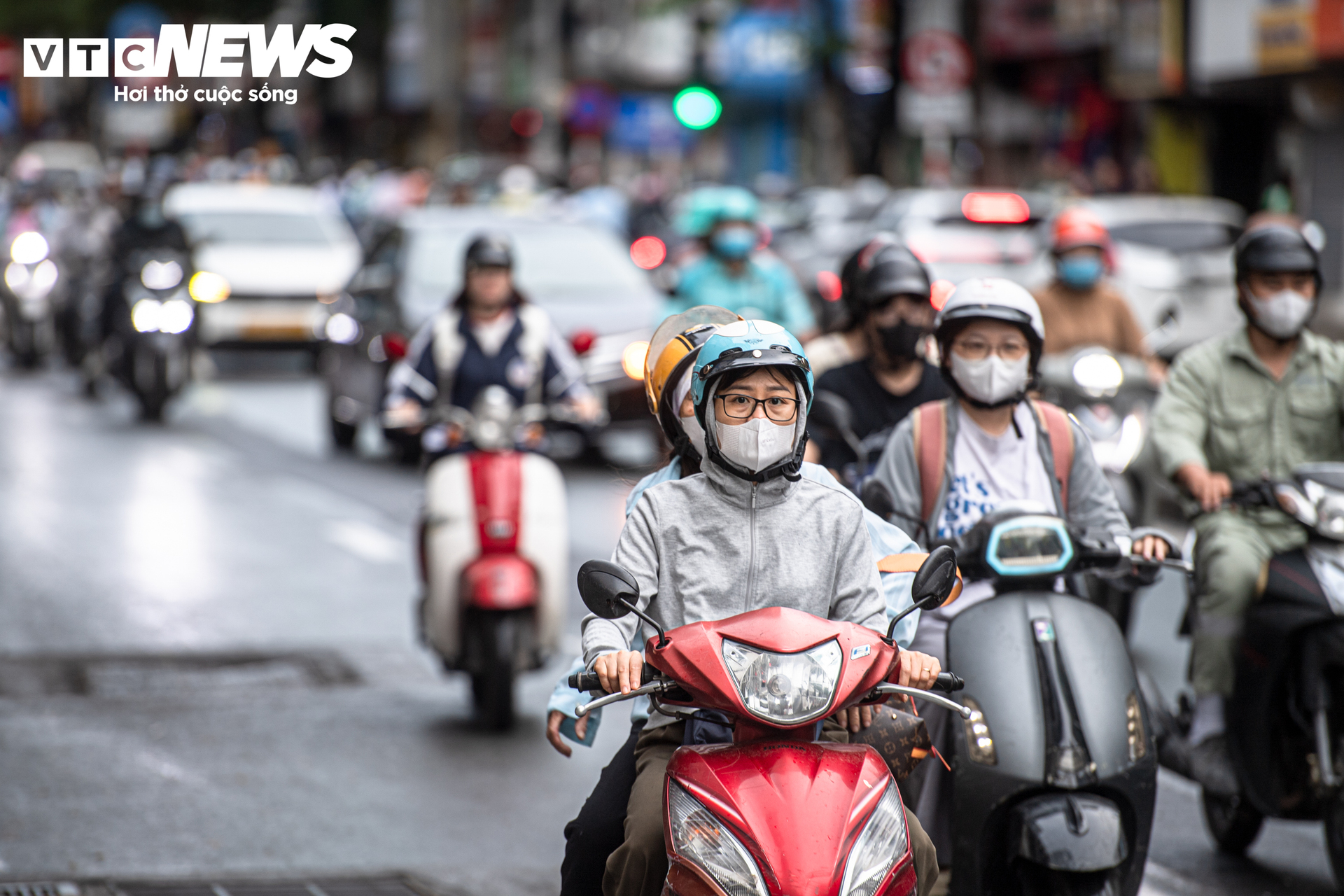 H&agrave; Nội giảm nhiệt 10 &deg; C , người d&acirc;n mặc đồ ' tr&ecirc;n đ&ocirc;ng dưới h&egrave; ' ra phố - Ảnh 2.