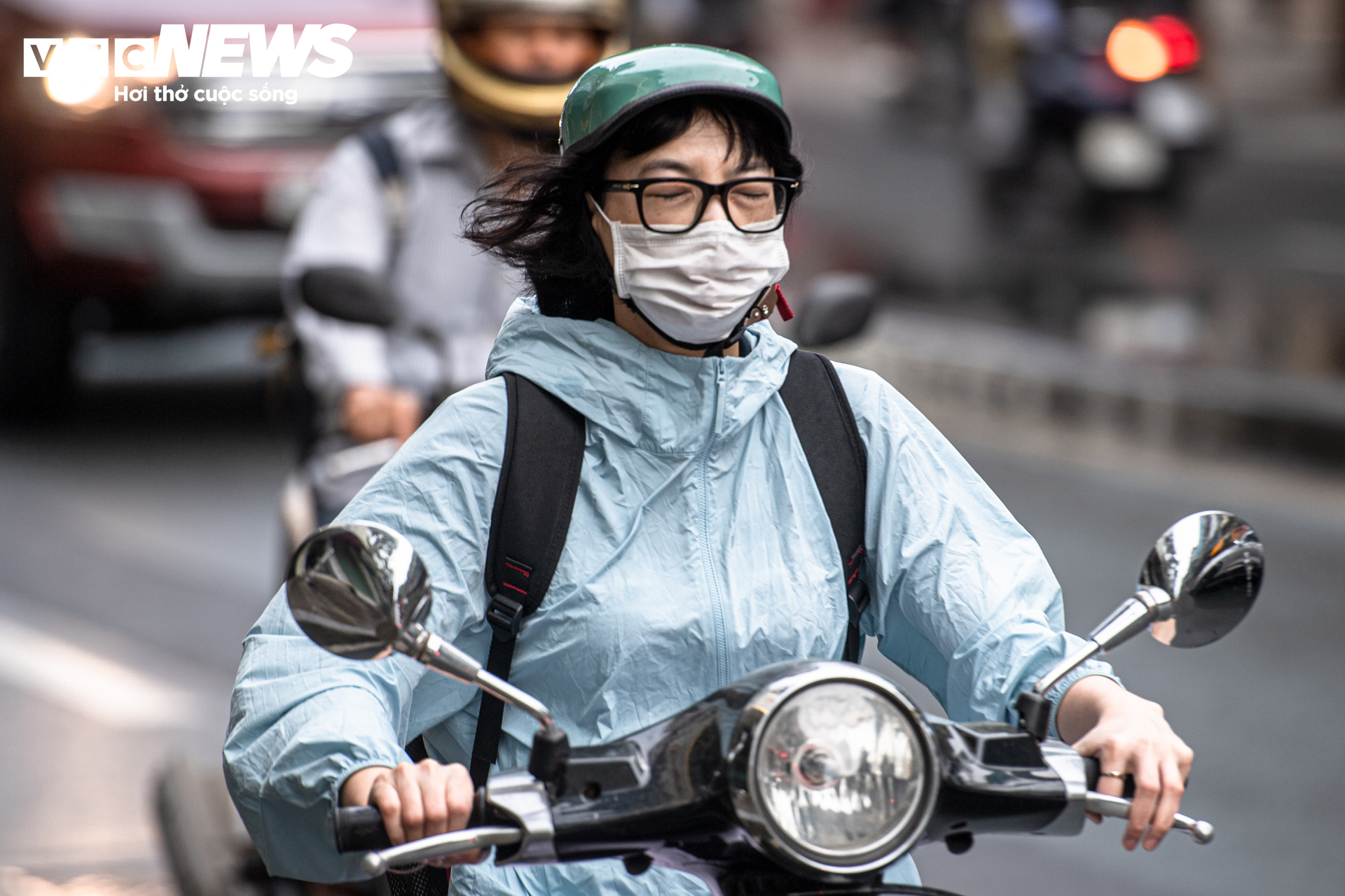 H&agrave; Nội giảm nhiệt 10 &deg; C , người d&acirc;n mặc đồ ' tr&ecirc;n đ&ocirc;ng dưới h&egrave; ' ra phố - Ảnh 3.