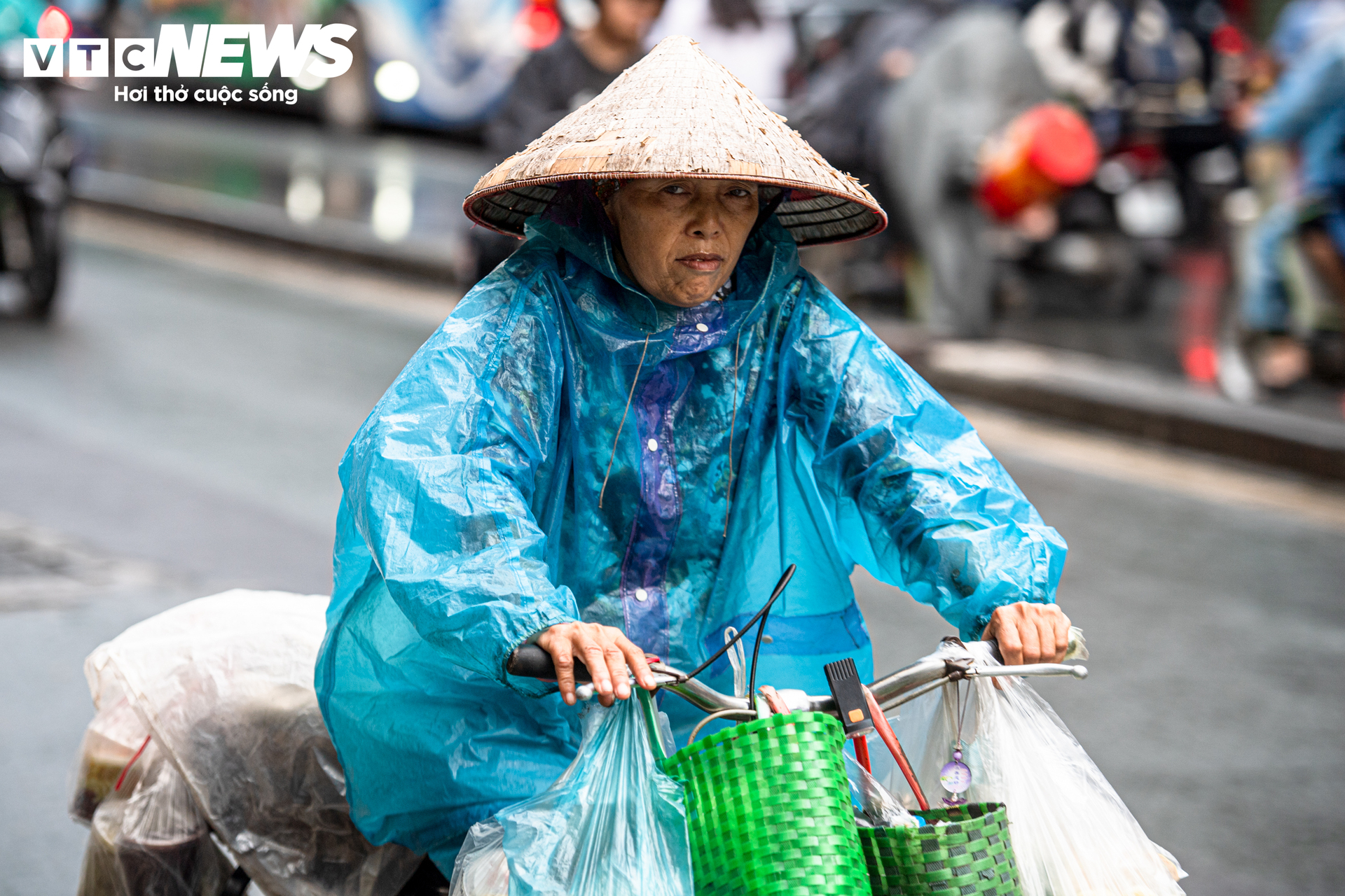 H&agrave; Nội giảm nhiệt 10 &deg; C , người d&acirc;n mặc đồ ' tr&ecirc;n đ&ocirc;ng dưới h&egrave; ' ra phố - Ảnh 4.