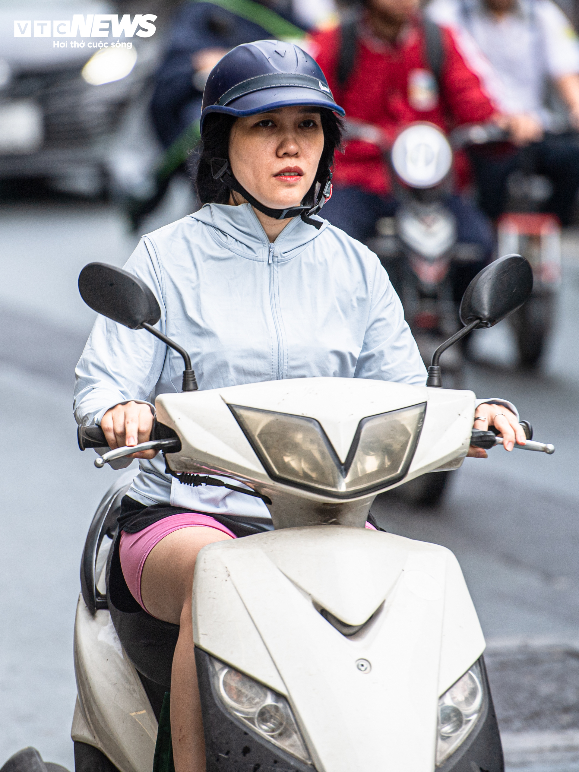 H&agrave; Nội giảm nhiệt 10 &deg; C , người d&acirc;n mặc đồ ' tr&ecirc;n đ&ocirc;ng dưới h&egrave; ' ra phố - Ảnh 5.