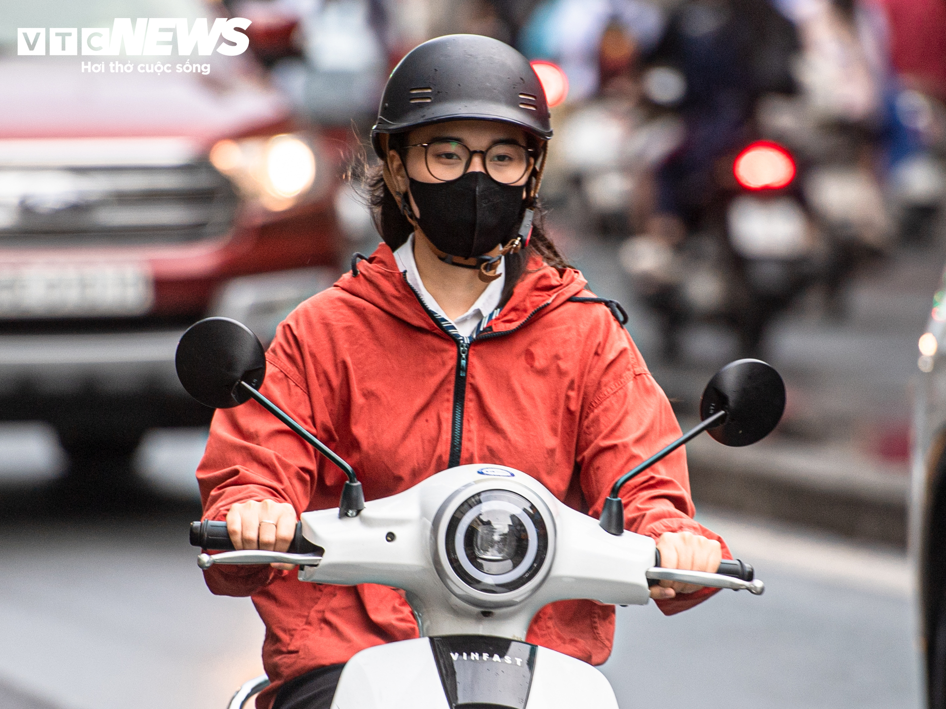 H&agrave; Nội giảm nhiệt 10 &deg; C , người d&acirc;n mặc đồ ' tr&ecirc;n đ&ocirc;ng dưới h&egrave; ' ra phố - Ảnh 7.
