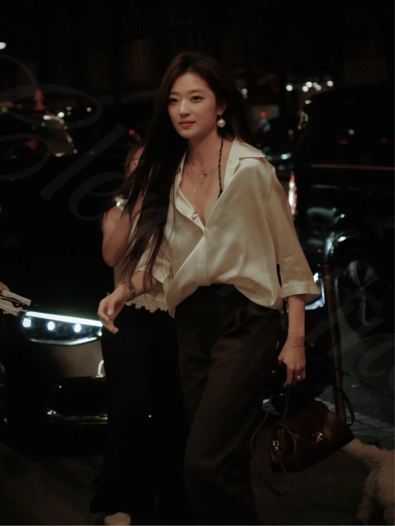 T&ocirc;n Thi&ecirc;n g&acirc;y b&atilde;o street style với sơ mi bu&ocirc;ng c&uacute;c tại Paris Fashion Week 2026 - Ảnh 1.