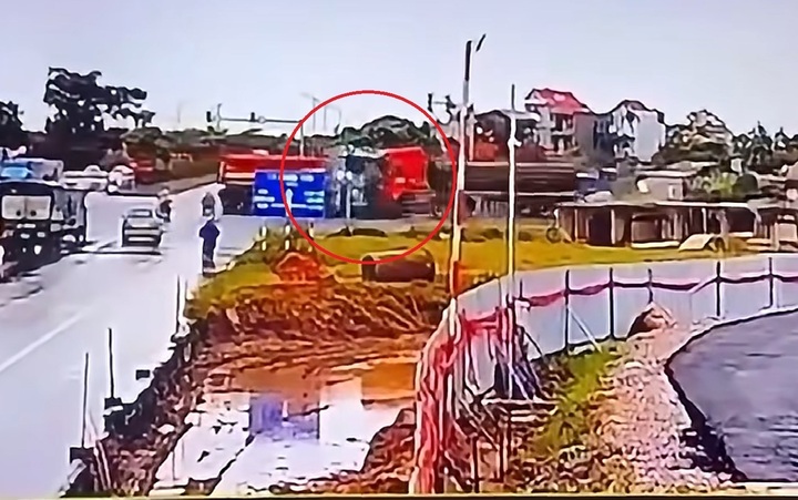 Khoảnh khắc xe đầu k&eacute;o đối đầu ở Hưng Y&ecirc;n khiến cabin văng khỏi th&acirc;n xe - Ảnh 1.