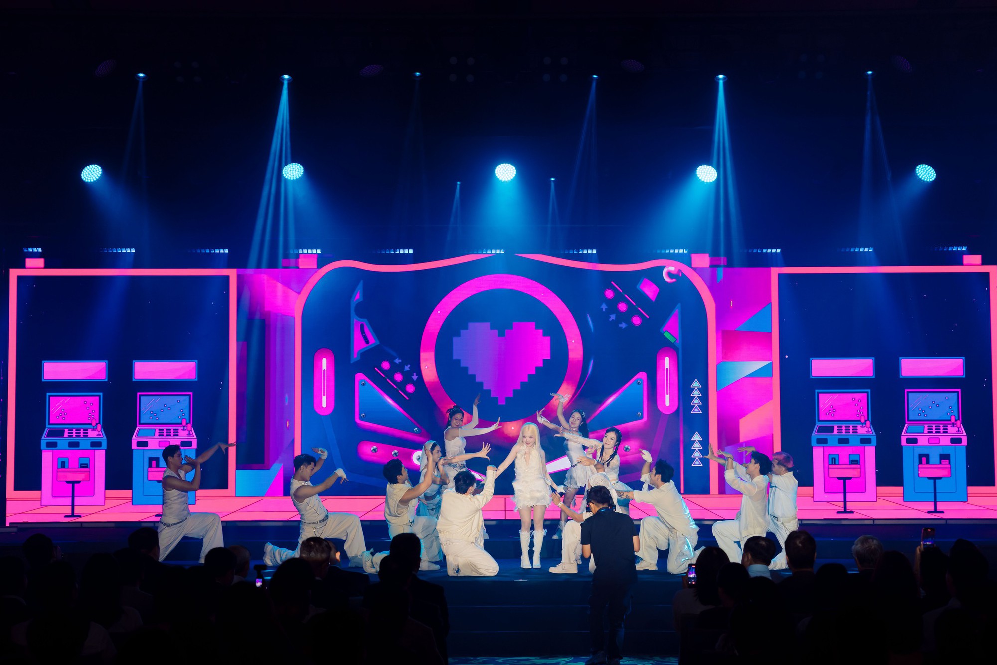 Nh&igrave;n lại những m&agrave;n tr&igrave;nh diễn tại Gala Better Choice Awards 2026: Khi &acirc;m nhạc, &aacute;nh s&aacute;ng v&agrave; c&ocirc;ng nghệ c&ugrave;ng vượt qua giới hạn - Ảnh 7.
