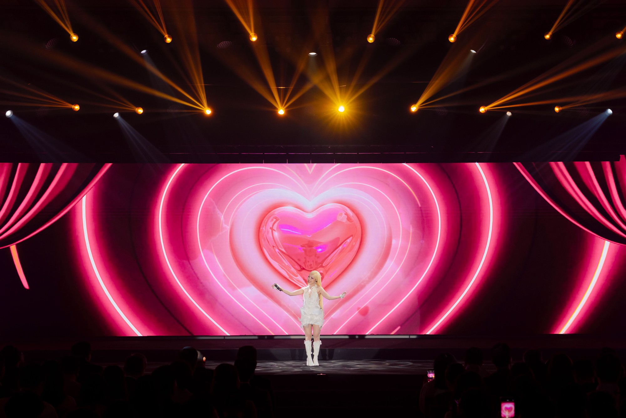 Nh&igrave;n lại những m&agrave;n tr&igrave;nh diễn tại Gala Better Choice Awards 2026: Khi &acirc;m nhạc, &aacute;nh s&aacute;ng v&agrave; c&ocirc;ng nghệ c&ugrave;ng vượt qua giới hạn - Ảnh 8.