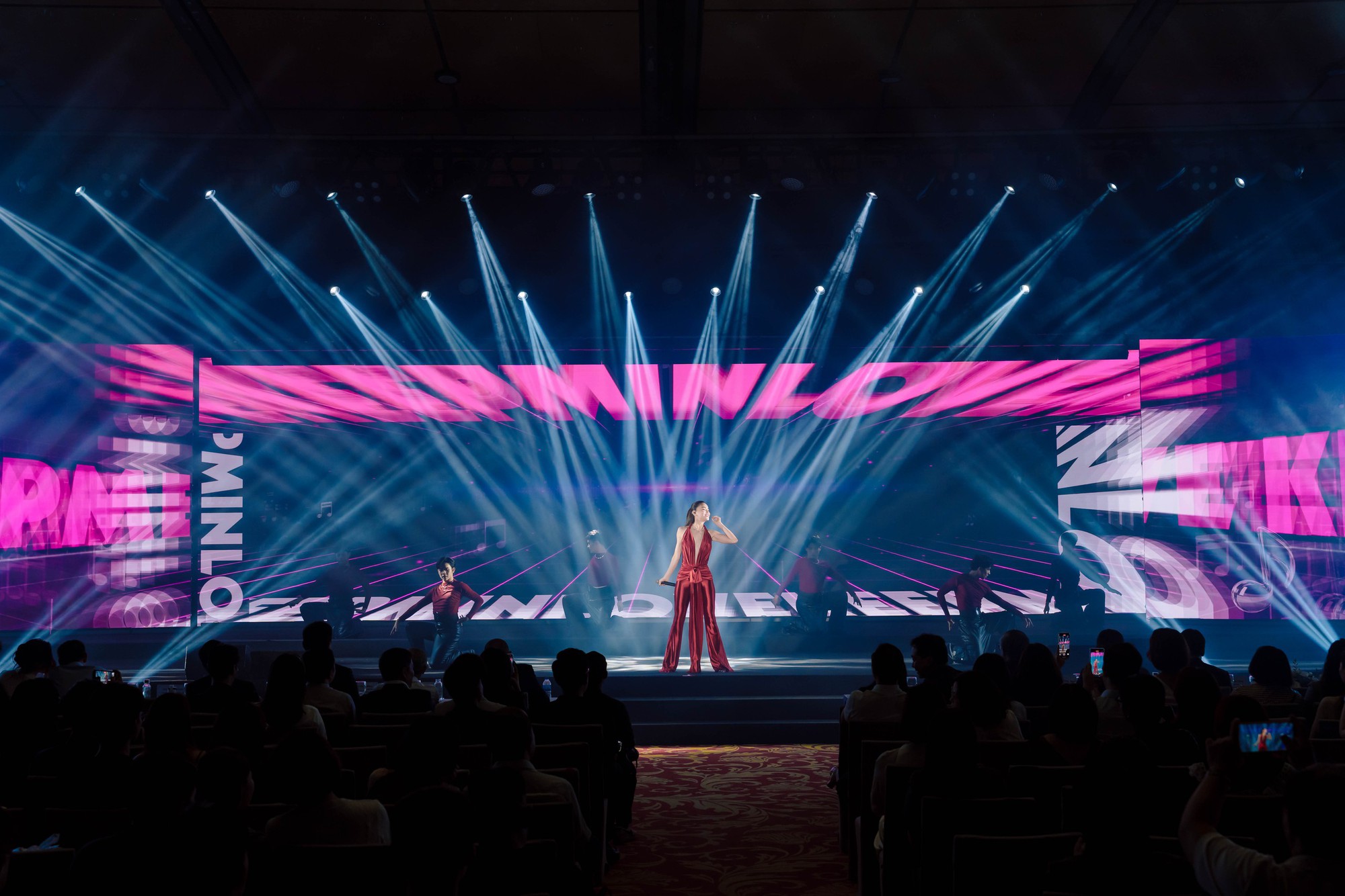 Nh&igrave;n lại những m&agrave;n tr&igrave;nh diễn tại Gala Better Choice Awards 2026: Khi &acirc;m nhạc, &aacute;nh s&aacute;ng v&agrave; c&ocirc;ng nghệ c&ugrave;ng vượt qua giới hạn - Ảnh 32.