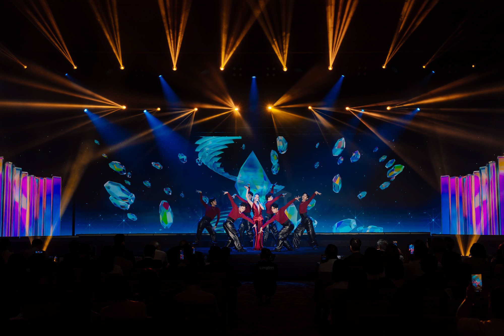 Nh&igrave;n lại những m&agrave;n tr&igrave;nh diễn tại Gala Better Choice Awards 2026: Khi &acirc;m nhạc, &aacute;nh s&aacute;ng v&agrave; c&ocirc;ng nghệ c&ugrave;ng vượt qua giới hạn - Ảnh 39.