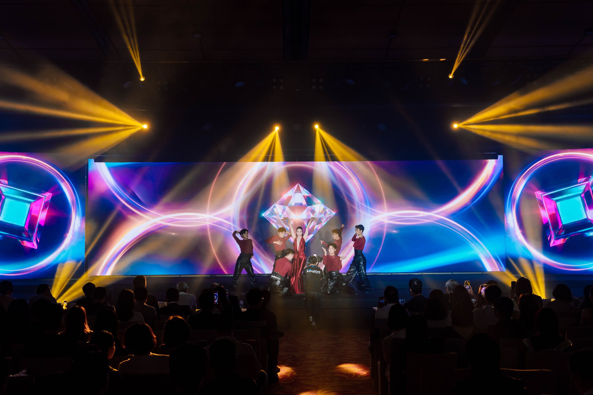 Nh&igrave;n lại những m&agrave;n tr&igrave;nh diễn tại Gala Better Choice Awards 2026: Khi &acirc;m nhạc, &aacute;nh s&aacute;ng v&agrave; c&ocirc;ng nghệ c&ugrave;ng vượt qua giới hạn - Ảnh 38.