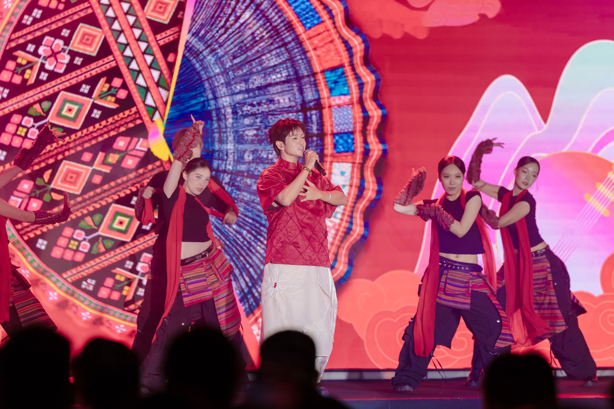 Nh&igrave;n lại những m&agrave;n tr&igrave;nh diễn tại Gala Better Choice Awards 2026: Khi &acirc;m nhạc, &aacute;nh s&aacute;ng v&agrave; c&ocirc;ng nghệ c&ugrave;ng vượt qua giới hạn - Ảnh 11.