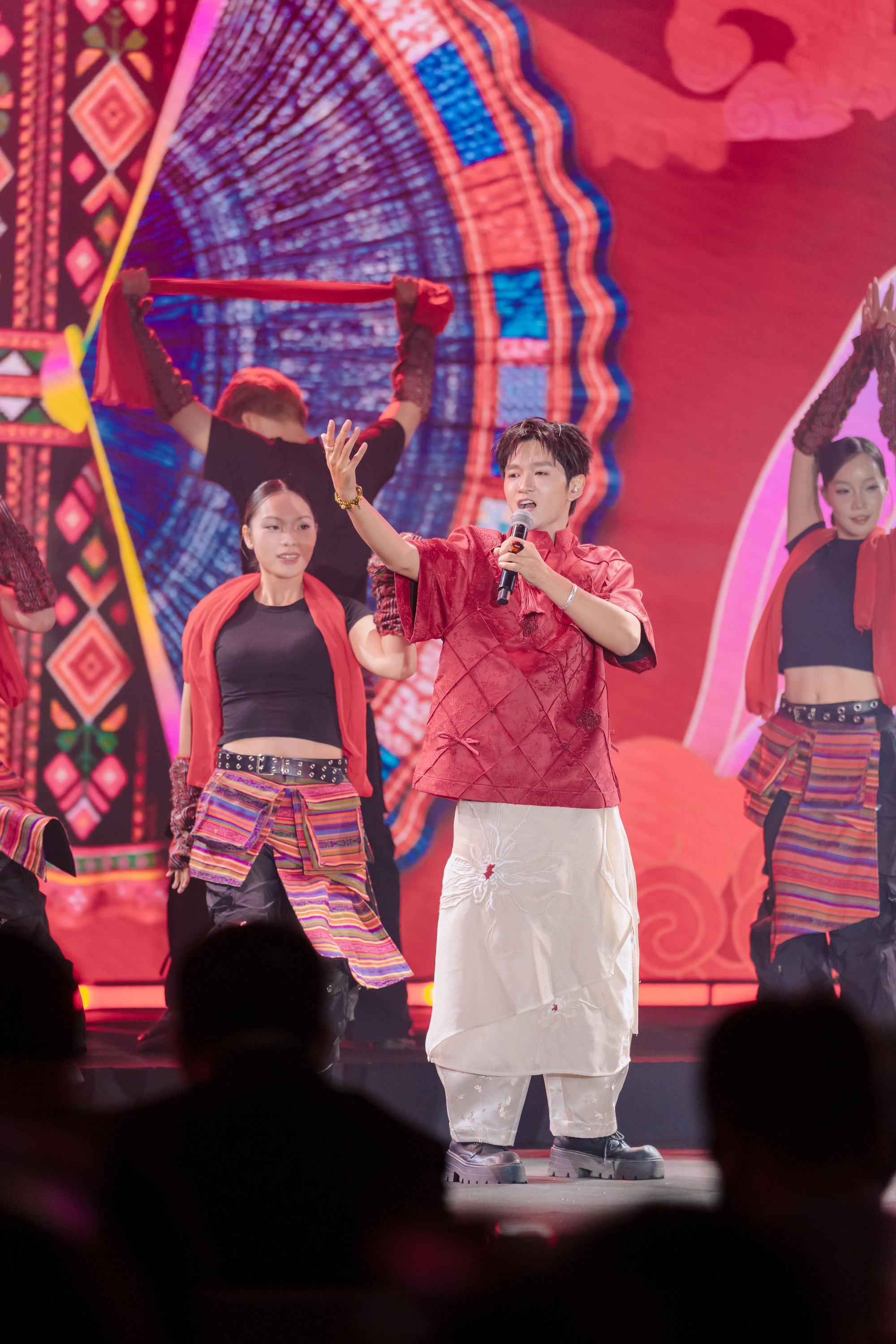 Nh&igrave;n lại những m&agrave;n tr&igrave;nh diễn tại Gala Better Choice Awards 2026: Khi &acirc;m nhạc, &aacute;nh s&aacute;ng v&agrave; c&ocirc;ng nghệ c&ugrave;ng vượt qua giới hạn - Ảnh 10.