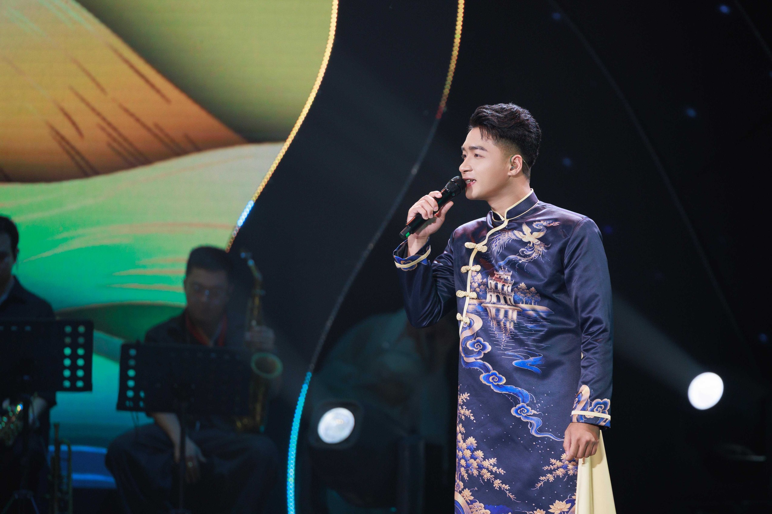 Gallery - NSND Tấn Minh, NSƯT Tân Nhàn, Quang Hào cầm cân đêm mở màn Sao Mai 2026, hai thí sinh bị loại - image 6