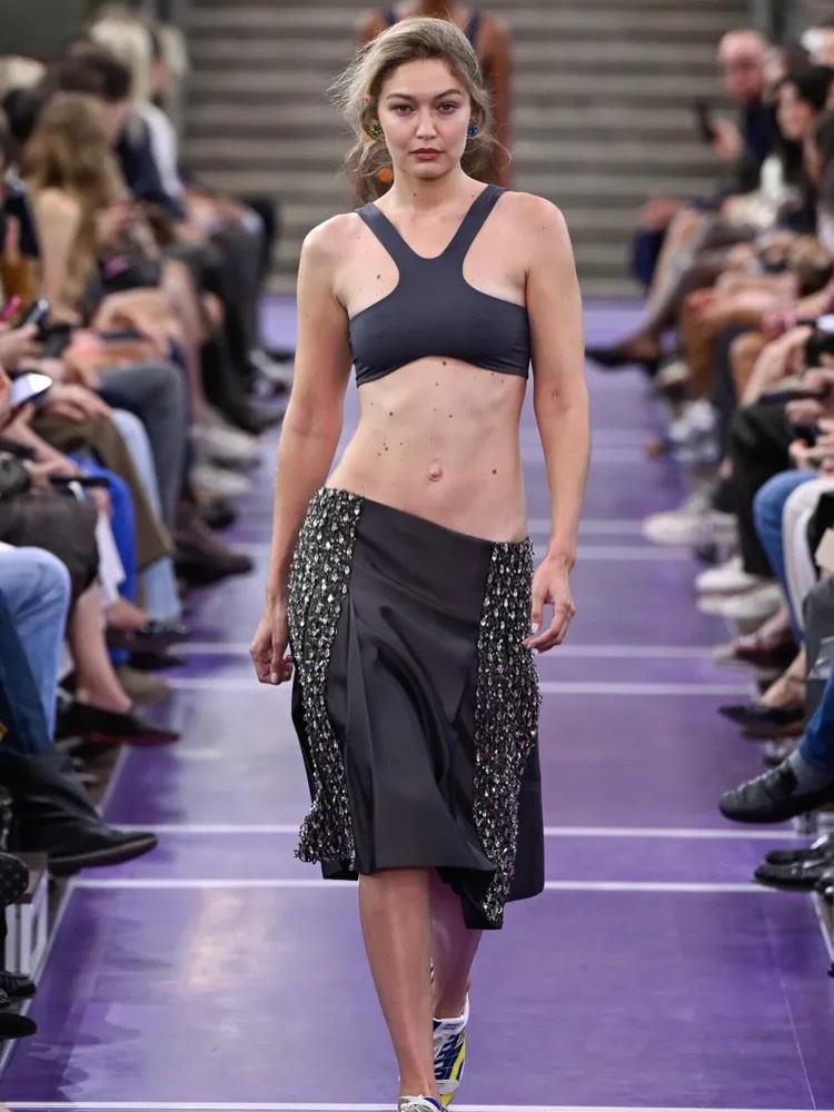 Gigi Hadid g&acirc;y tranh c&atilde;i với m&agrave;n tr&igrave;nh diễn catwalk tại Miu Miu SS27 - Ảnh 2.