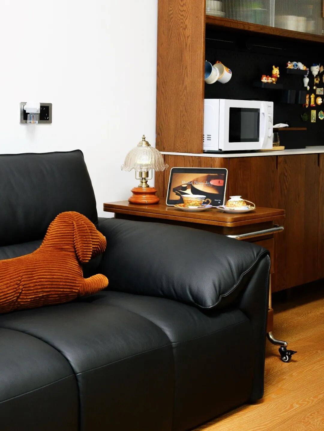 B&ecirc;n cạnh sofa kh&ocirc;ng nhất thiết phải đặt b&agrave;n phụ: 7 c&aacute;ch tận dụng kh&ocirc;ng gian của người trẻ vừa gọn vừa thiết thực - Ảnh 3.