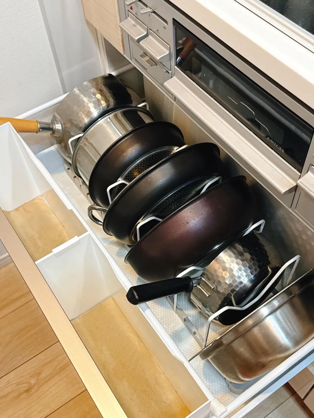 Nh&igrave;n 7 c&aacute;ch cất nồi chảo n&agrave;y t&ocirc;i mới hiểu v&igrave; sao bếp nh&agrave; m&igrave;nh l&uacute;c n&agrave;o cũng chật: H&oacute;a ra trước giờ xếp sai hết - Ảnh 12.
