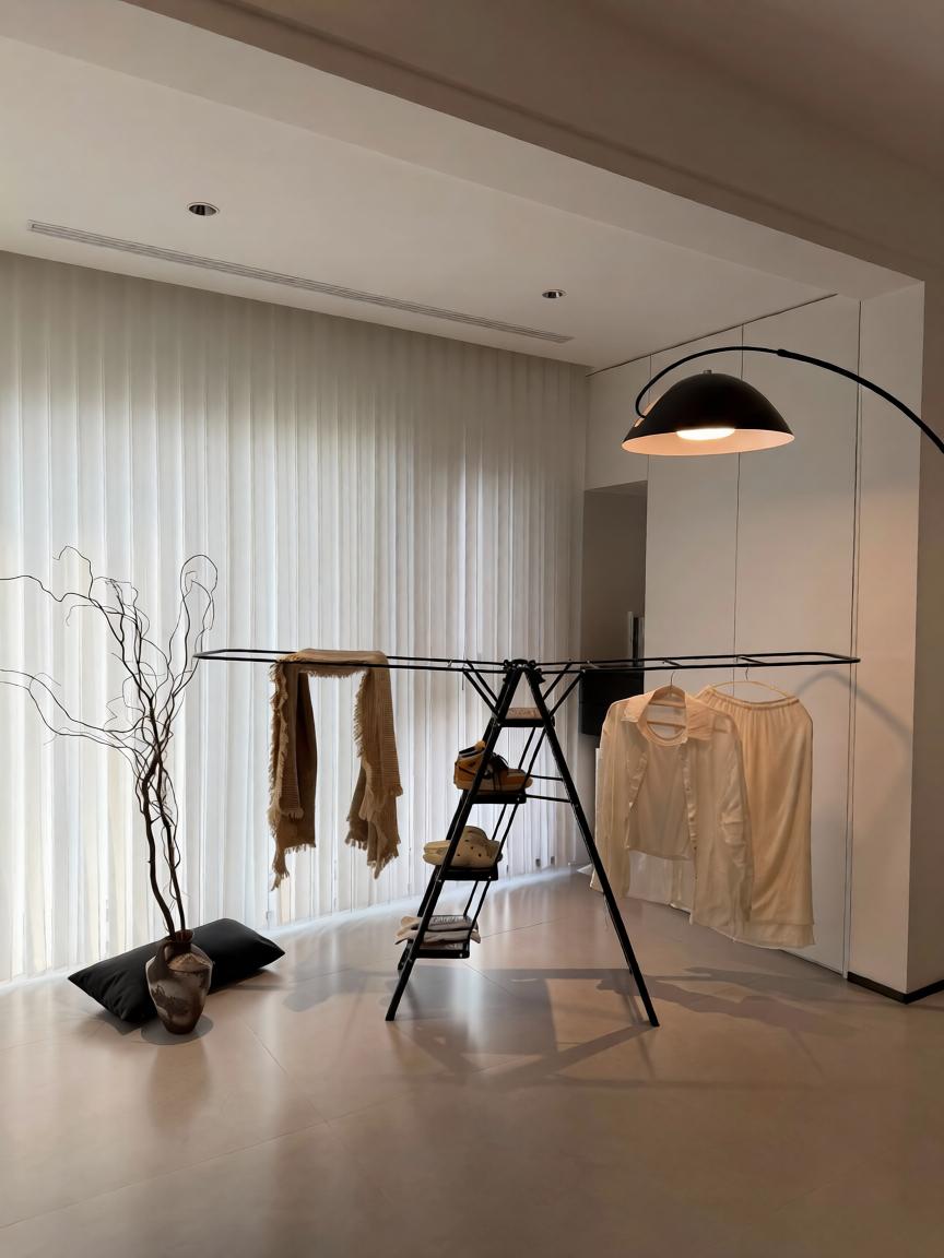B&ecirc;n cạnh sofa kh&ocirc;ng nhất thiết phải đặt b&agrave;n phụ: 7 c&aacute;ch tận dụng kh&ocirc;ng gian của người trẻ vừa gọn vừa thiết thực - Ảnh 6.
