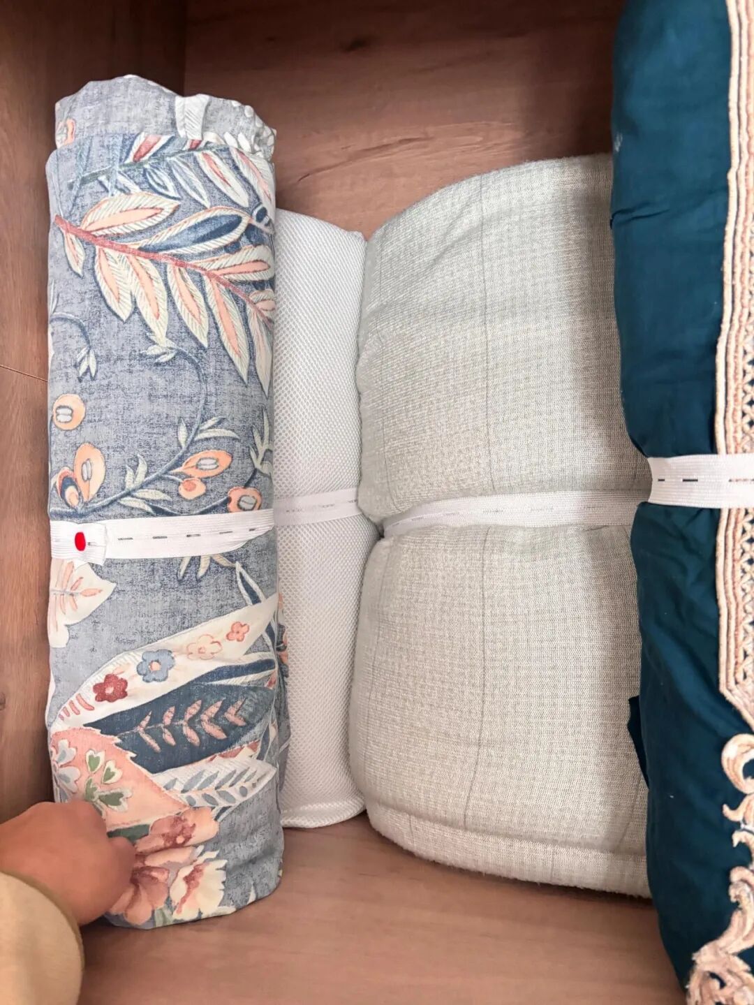 Kh&ocirc;ng mua th&ecirc;m hộp đựng, người phụ nữ trung ni&ecirc;n vẫn khiến tủ chăn ga gọn đến kh&oacute; tin: 9 c&aacute;ch tận dụng đồ c&oacute; sẵn - Ảnh 7.