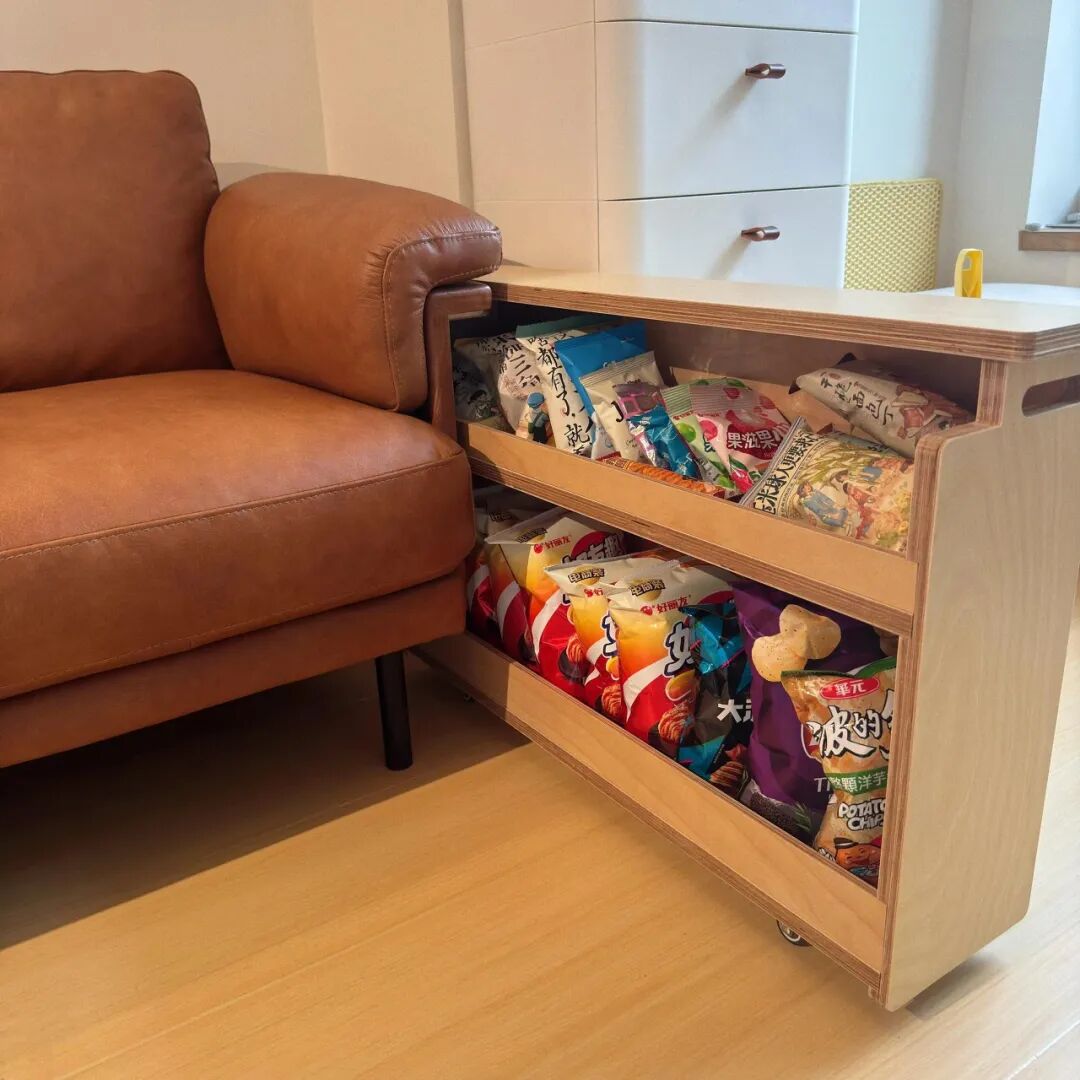 B&ecirc;n cạnh sofa kh&ocirc;ng nhất thiết phải đặt b&agrave;n phụ: 7 c&aacute;ch tận dụng kh&ocirc;ng gian của người trẻ vừa gọn vừa thiết thực - Ảnh 10.